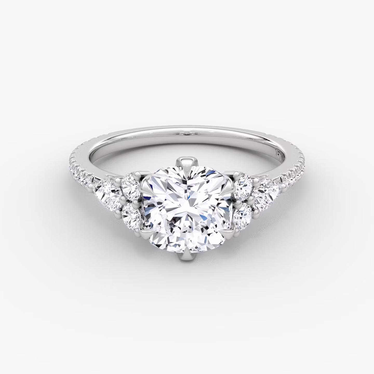 Anillo de compromiso Pear Cluster Heirloom | Cojín | 18k | Oro blanco | bandAccent: Pavé | diamondOrientation: vertical | caratWeight: other
