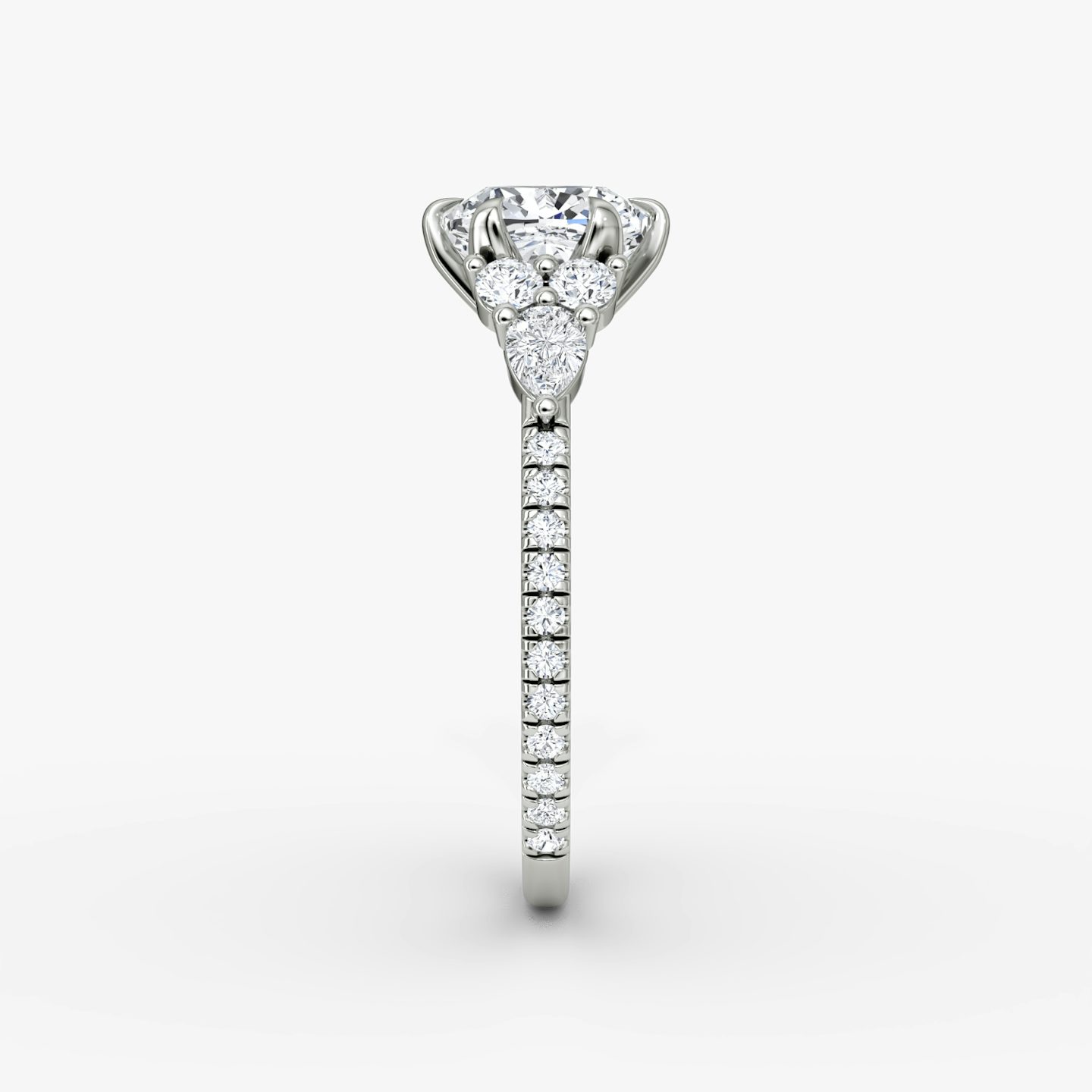 Anillo de compromiso Pear Cluster Heirloom | Cojín | 18k | Oro blanco | bandAccent: Pavé | diamondOrientation: vertical | caratWeight: other