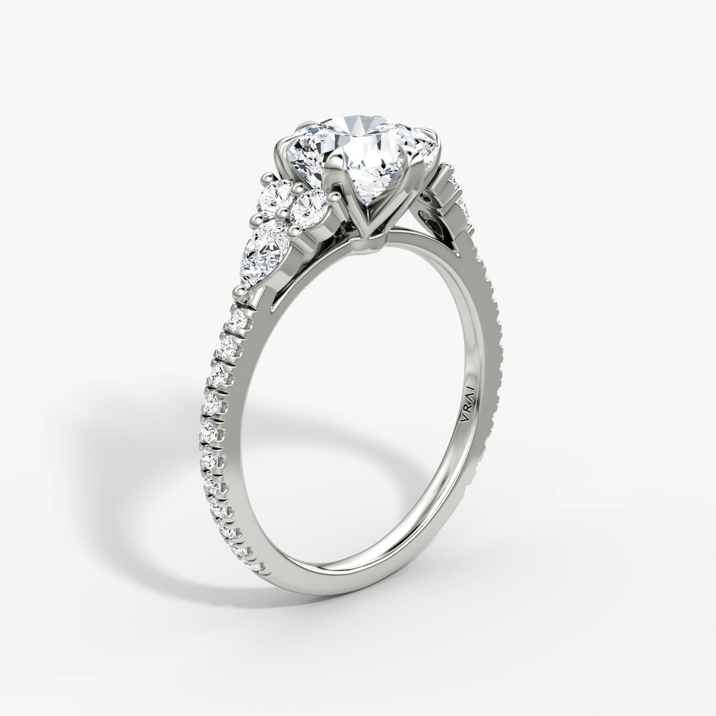 Anillo de compromiso Pear Cluster Heirloom | Cojín | 18k | Oro blanco | bandAccent: Pavé | diamondOrientation: vertical | caratWeight: other