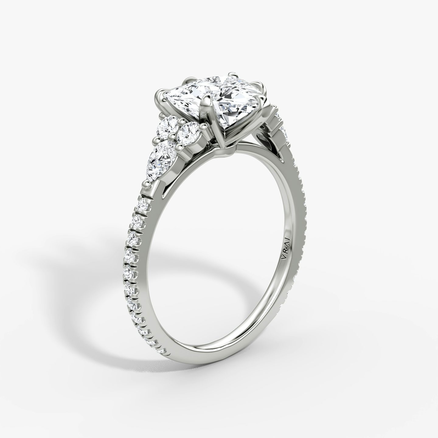Anillo de compromiso Pear Cluster Heirloom | Trillón | 18k | Oro blanco | bandAccent: Pavé | diamondOrientation: vertical | caratWeight: other