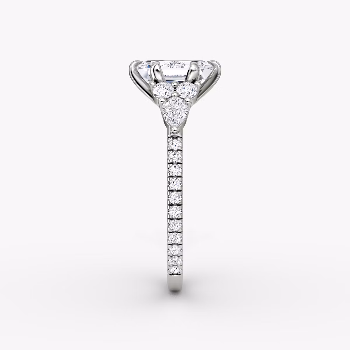 Pear Cluster Heirloom | Emerald | Platin | bandAccent: Mit Pavé-Besatz | diamondOrientation: vertical | caratWeight: other