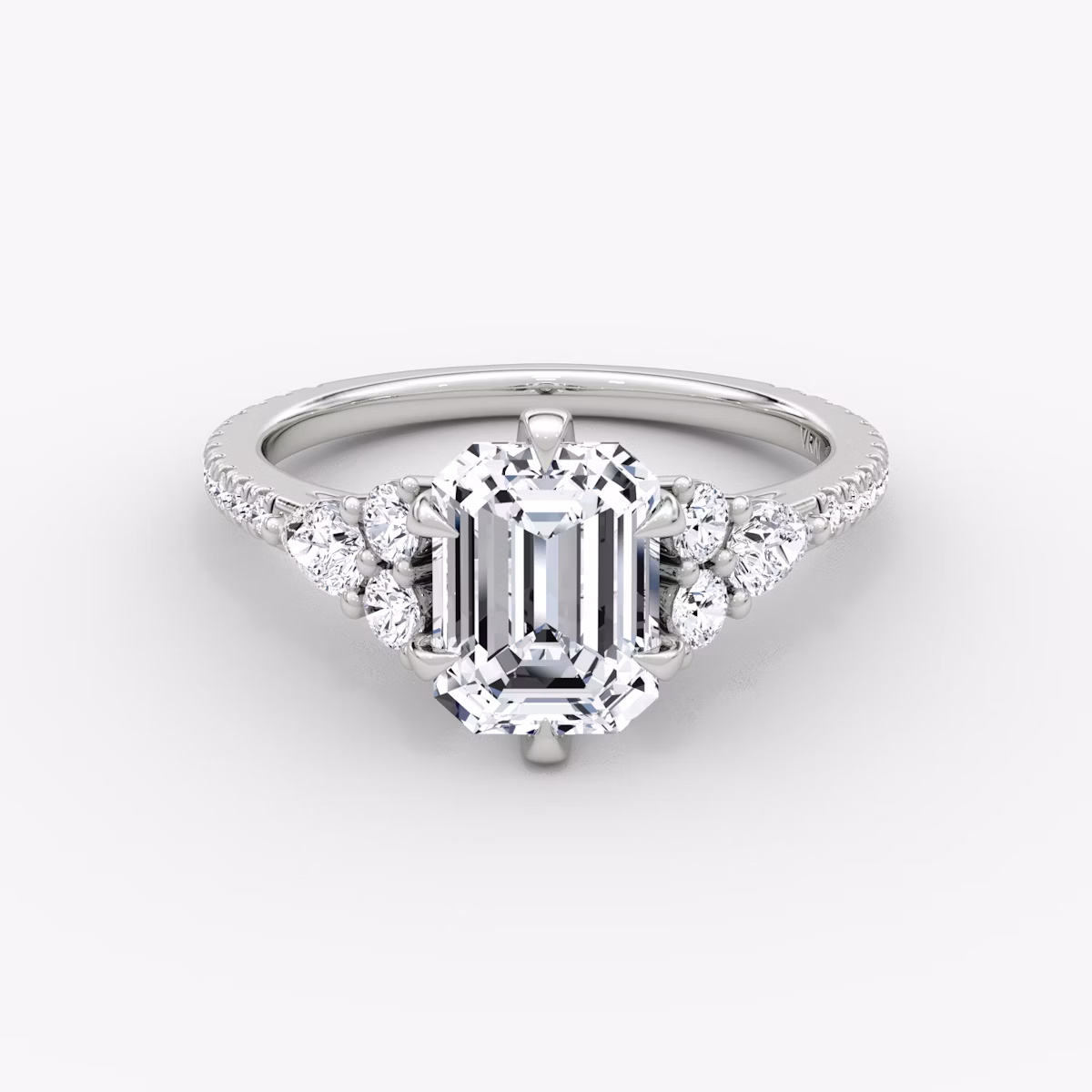 Pear Cluster Heirloom | Emerald | Platin | bandAccent: Mit Pavé-Besatz | diamondOrientation: vertical | caratWeight: other