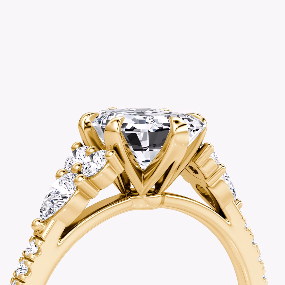 Anillo de compromiso Pear Cluster Heirloom | Esmeralda | 18k | Oro amarillo | bandAccent: Pavé | diamondOrientation: vertical | caratWeight: other