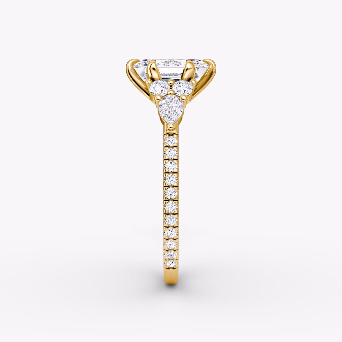 Anillo de compromiso Pear Cluster Heirloom | Esmeralda | 18k | Oro amarillo | bandAccent: Pavé | diamondOrientation: vertical | caratWeight: other