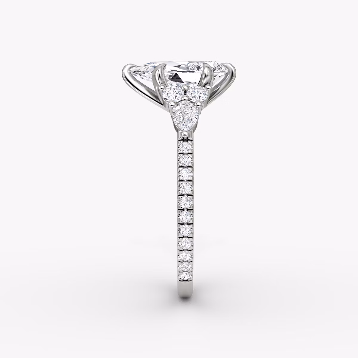 Anillo de compromiso Pear Cluster Heirloom | Pera | 18k | Oro blanco | bandAccent: Pavé | diamondOrientation: vertical | caratWeight: other