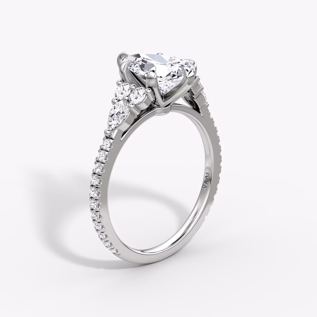 Anillo de compromiso Pear Cluster Heirloom | Pera | 18k | Oro blanco | bandAccent: Pavé | diamondOrientation: vertical | caratWeight: other
