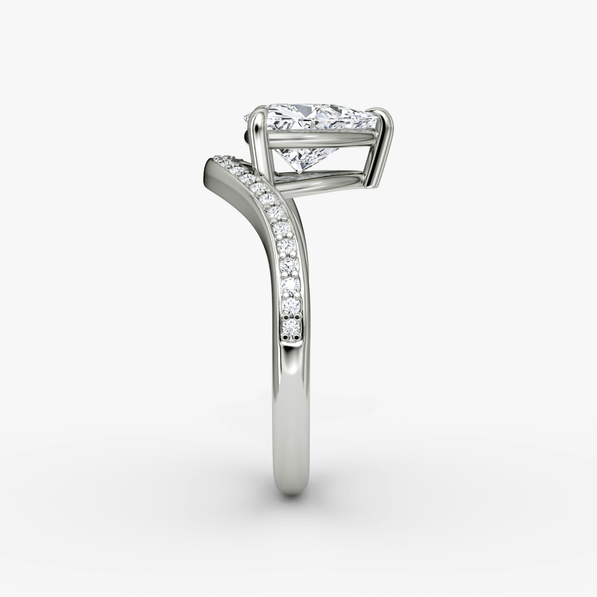 The Curve | Trillion | Platinum | bandAccent: Pavé | diamondOrientation: vertical | caratWeight: other