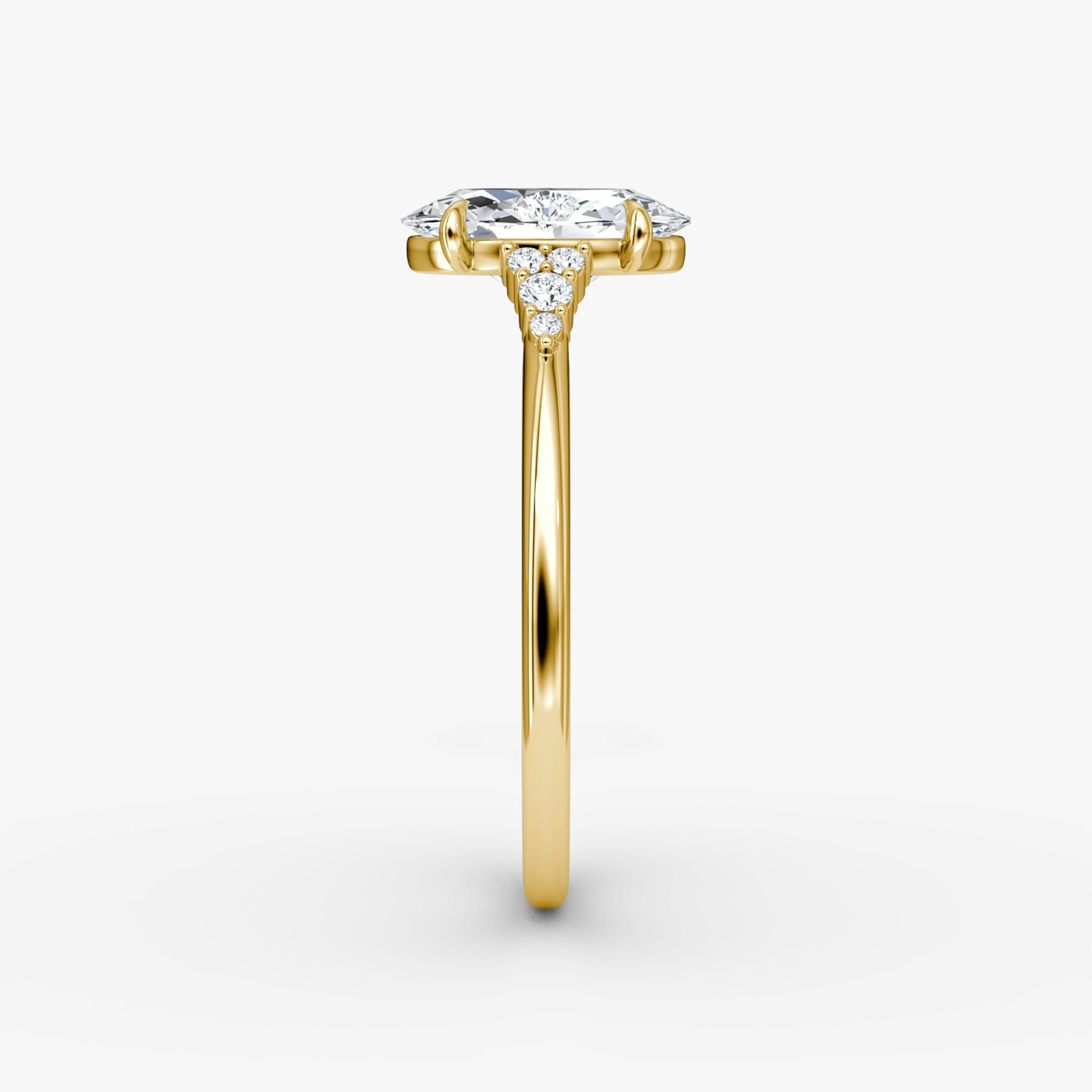 Anillo de compromiso Side Cluster Cathedral | Oval | 18k | Oro amarillo | bandAccent: Simple | diamondOrientation: vertical | caratWeight: other