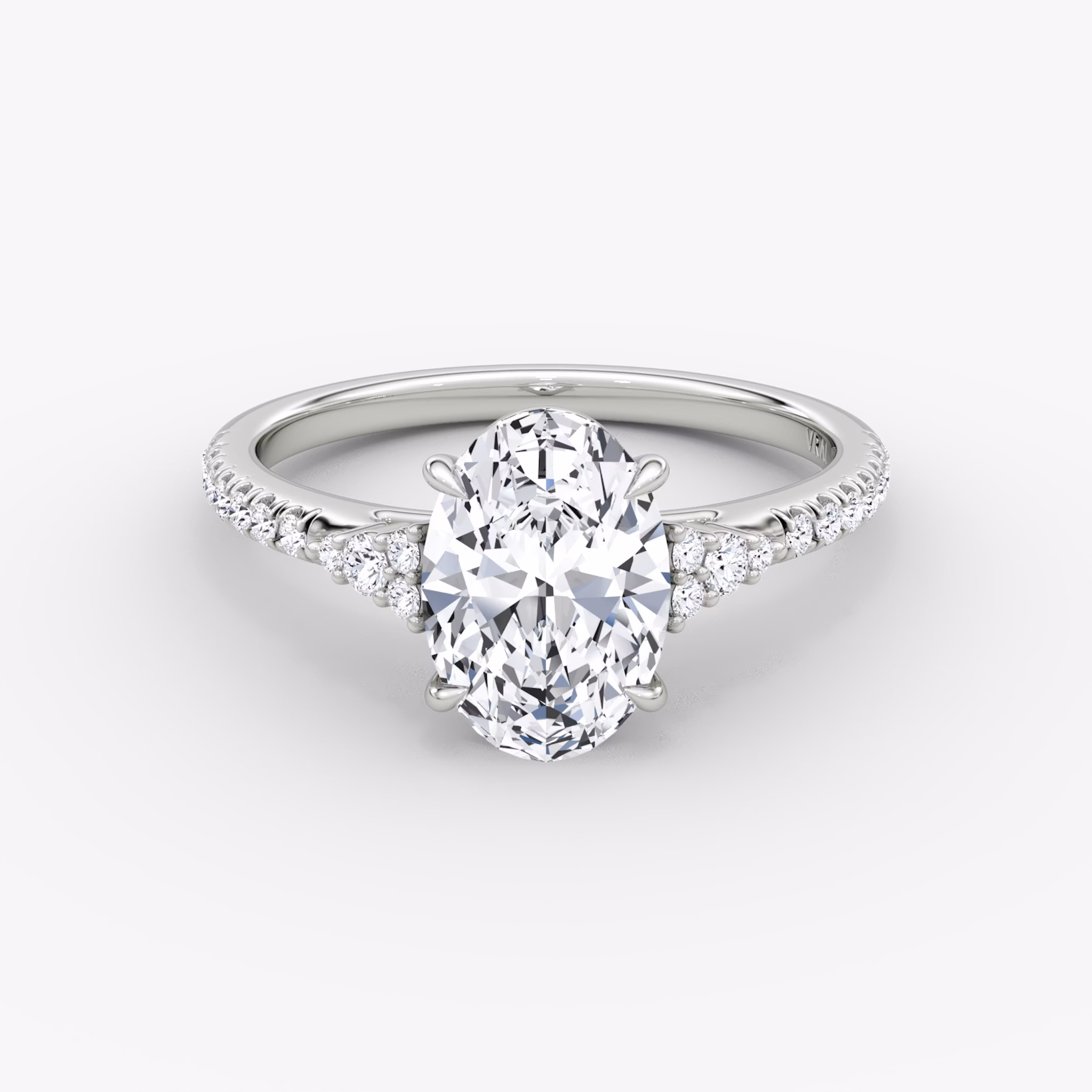 Side Cluster Cathedral | Oval | 18k | Weißgold | bandAccent: Mit Pavé-Besatz | diamondOrientation: vertical | caratWeight: other