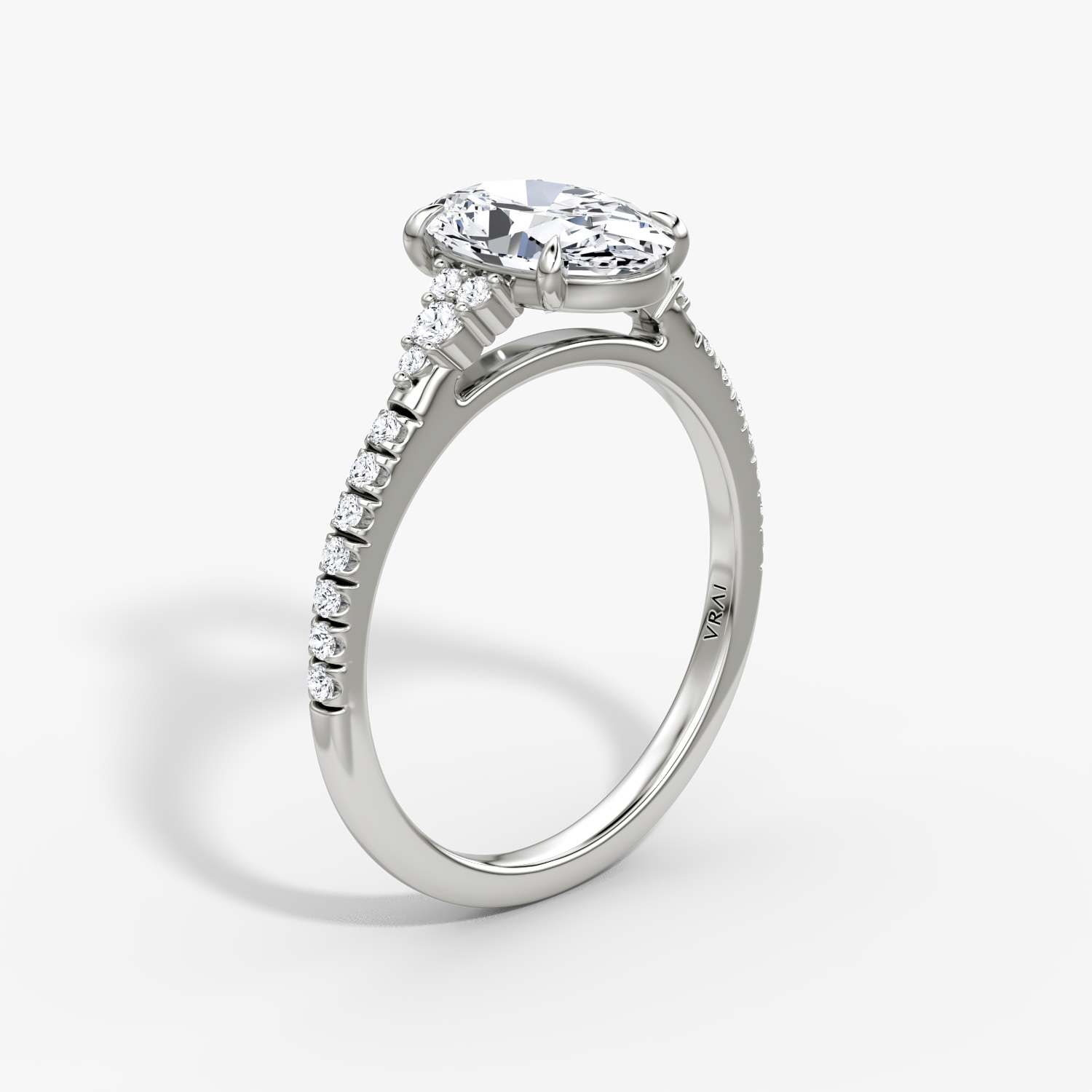 Side Cluster Cathedral | Oval | 18k | Weißgold | bandAccent: Mit Pavé-Besatz | diamondOrientation: vertical | caratWeight: other