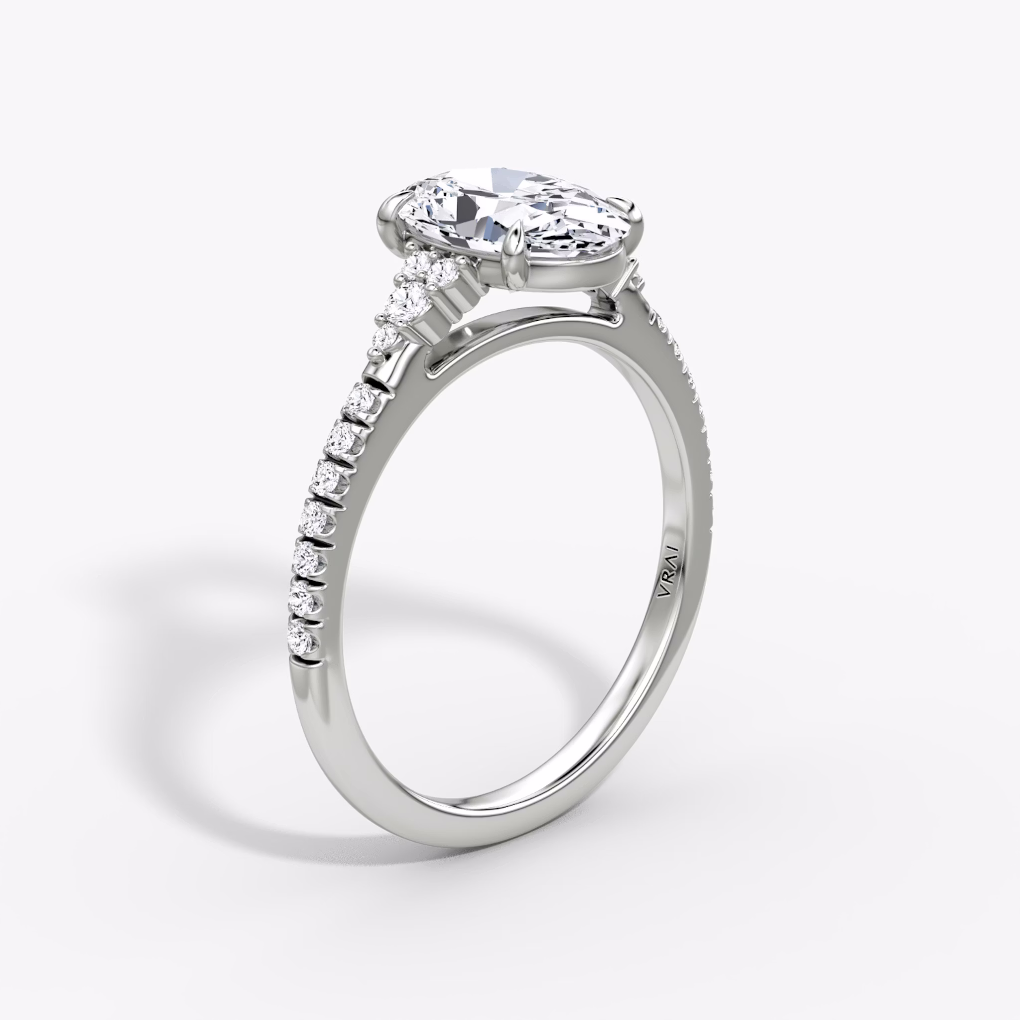 Side Cluster Cathedral | Oval | 18k | Weißgold | bandAccent: Mit Pavé-Besatz | diamondOrientation: vertical | caratWeight: other
