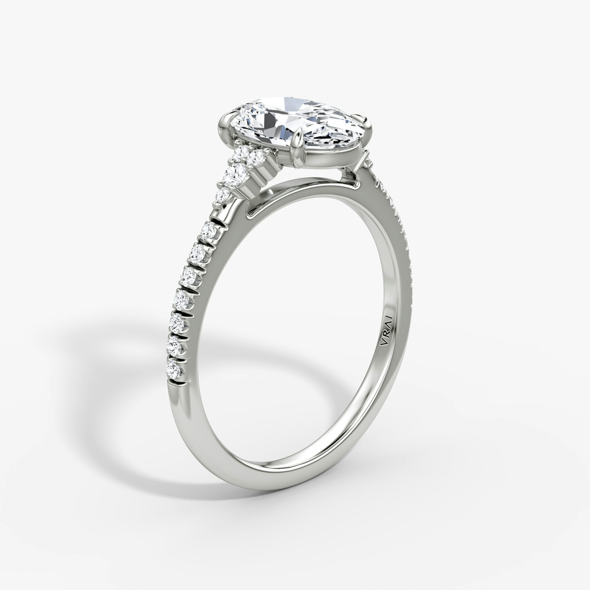 Side Cluster Cathedral | Oval | 18k | Weißgold | bandAccent: Mit Pavé-Besatz | diamondOrientation: vertical | caratWeight: other