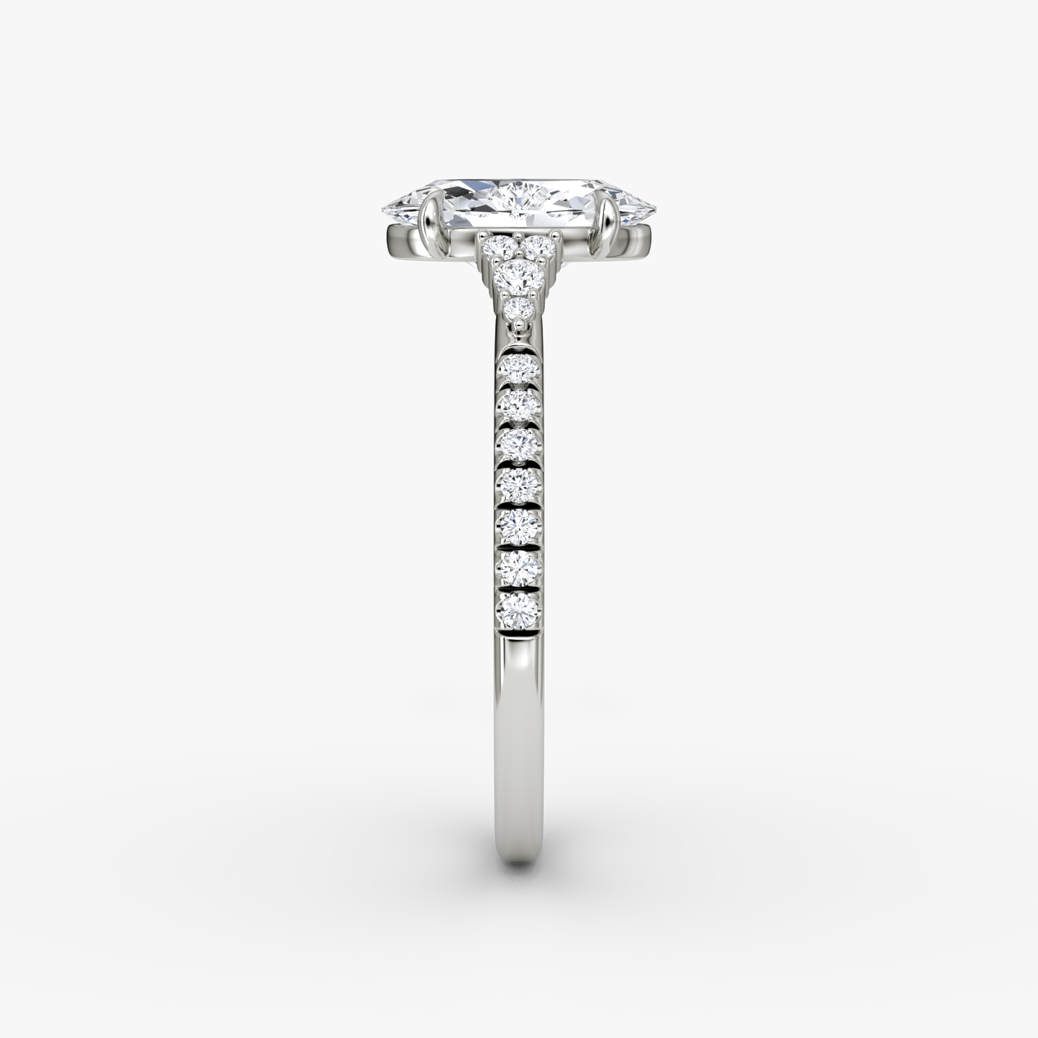 Side Cluster Cathedral | Oval | 18k | Weißgold | bandAccent: Mit Pavé-Besatz | diamondOrientation: vertical | caratWeight: other