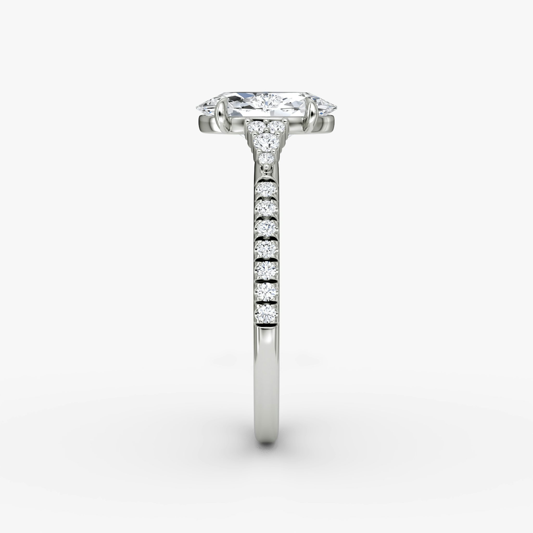 Side Cluster Cathedral | Oval | 18k | Weißgold | bandAccent: Mit Pavé-Besatz | diamondOrientation: vertical | caratWeight: other