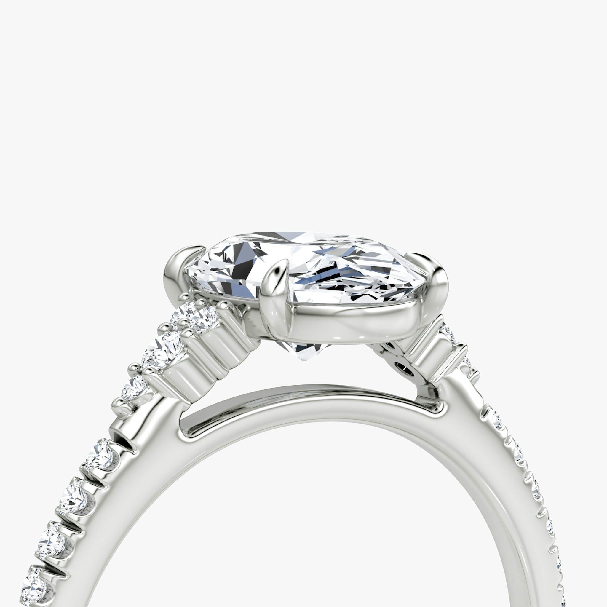 Side Cluster Cathedral | Oval | 18k | Weißgold | bandAccent: Mit Pavé-Besatz | diamondOrientation: vertical | caratWeight: other