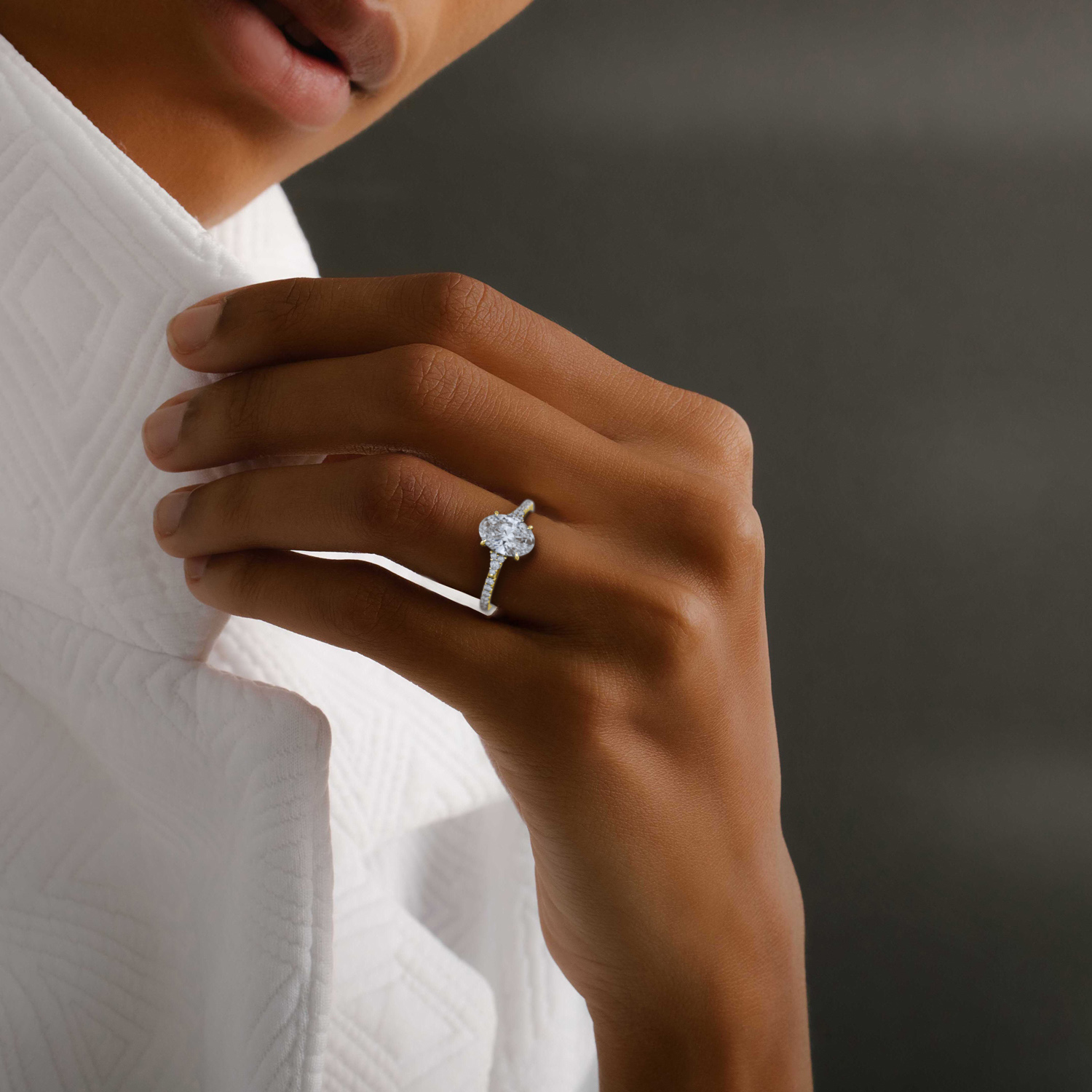 Anillo de compromiso Side Cluster Cathedral | Oval | 18k | Oro amarillo | bandAccent: Pavé | diamondOrientation: vertical | caratWeight: other