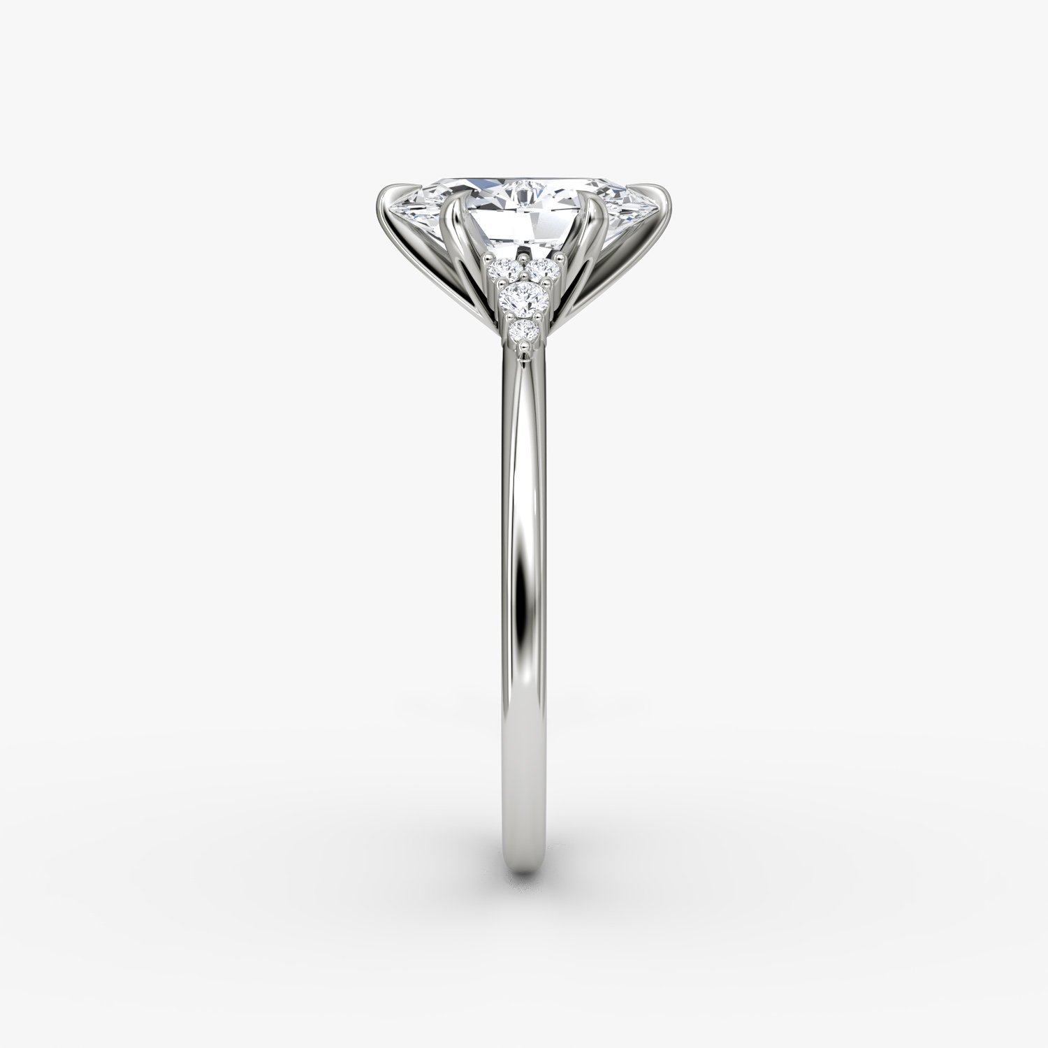 The Round Cluster Heirloom | Oval | 18k | White Gold | bandAccent: Plain | diamondOrientation: vertical | caratWeight: other