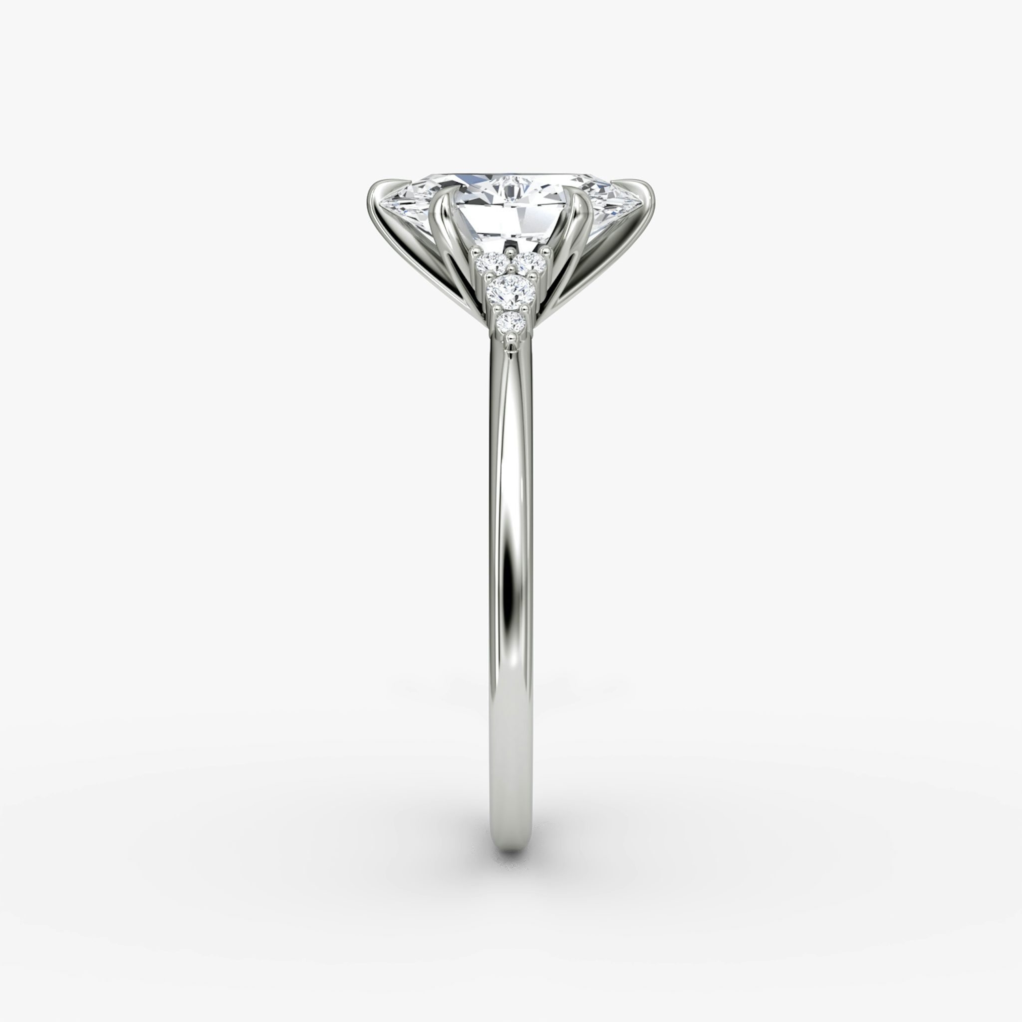 The Round Cluster Heirloom | Oval | 18k | White Gold | bandAccent: Plain | diamondOrientation: vertical | caratWeight: other