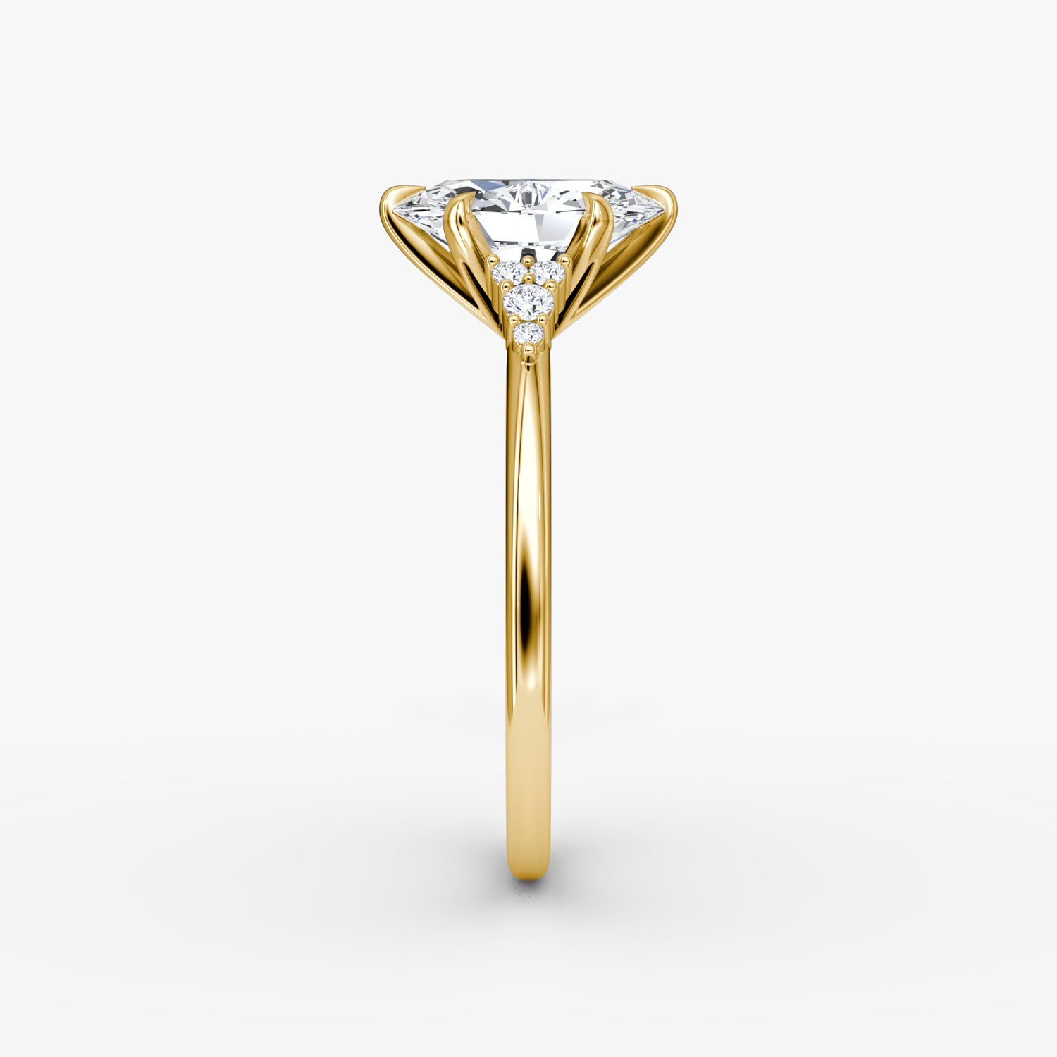 The Round Cluster Heirloom | Oval | 18k | Gelbgold | bandAccent: Ohne Pavé-Besatz | diamondOrientation: vertical | caratWeight: other