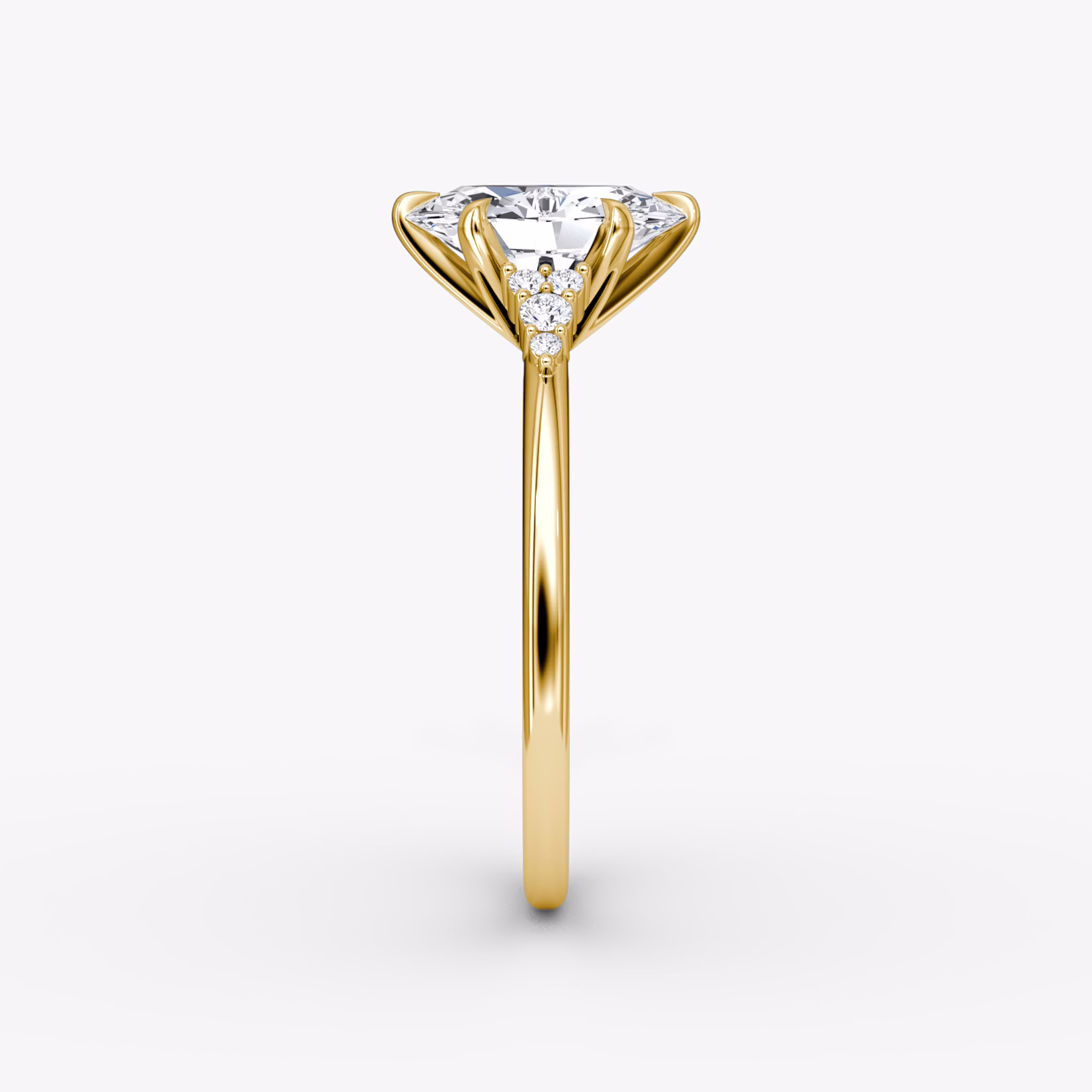 The Round Cluster Heirloom | Oval | 18k | Gelbgold | bandAccent: Ohne Pavé-Besatz | diamondOrientation: vertical | caratWeight: other