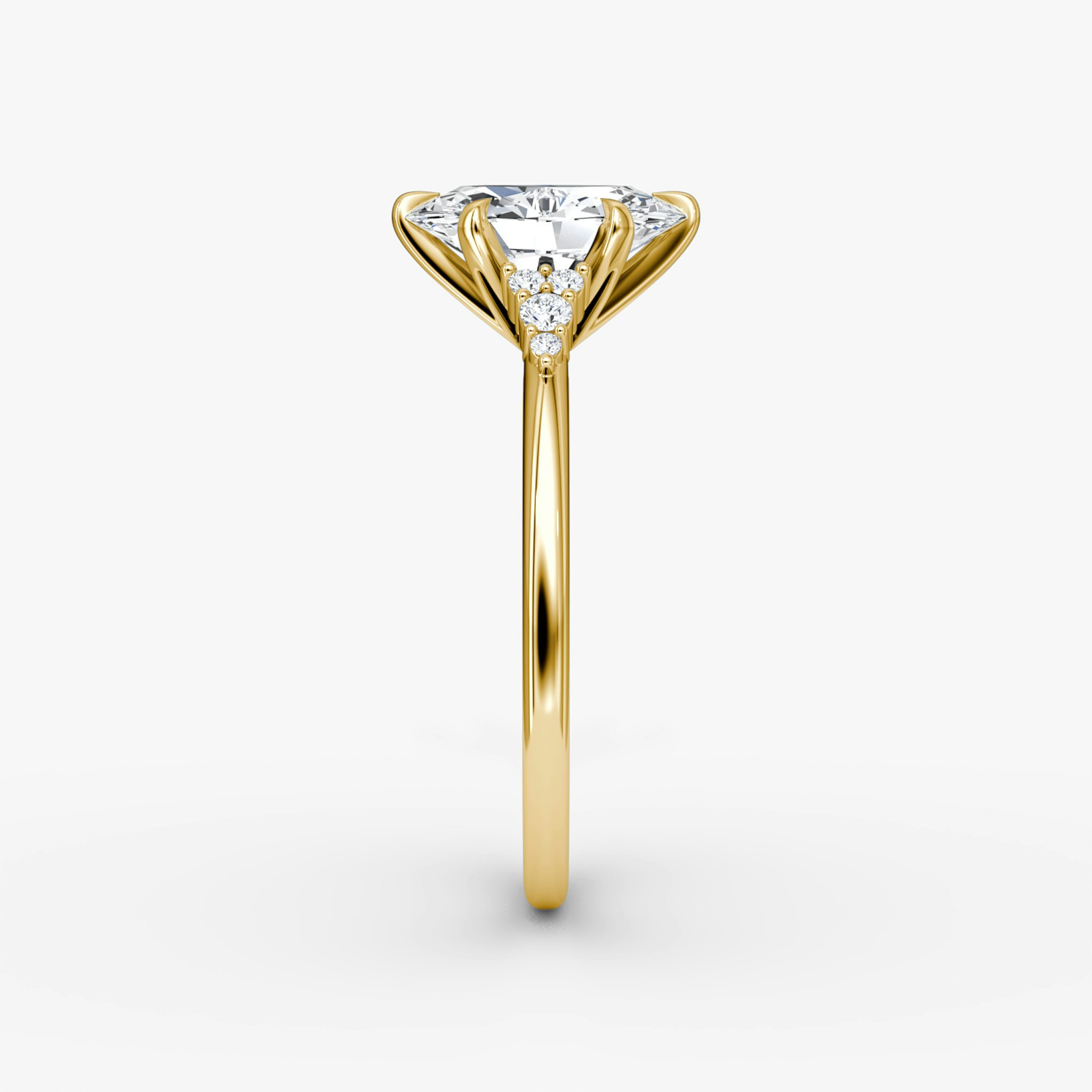 The Round Cluster Heirloom | Oval | 18k | Gelbgold | bandAccent: Ohne Pavé-Besatz | diamondOrientation: vertical | caratWeight: other