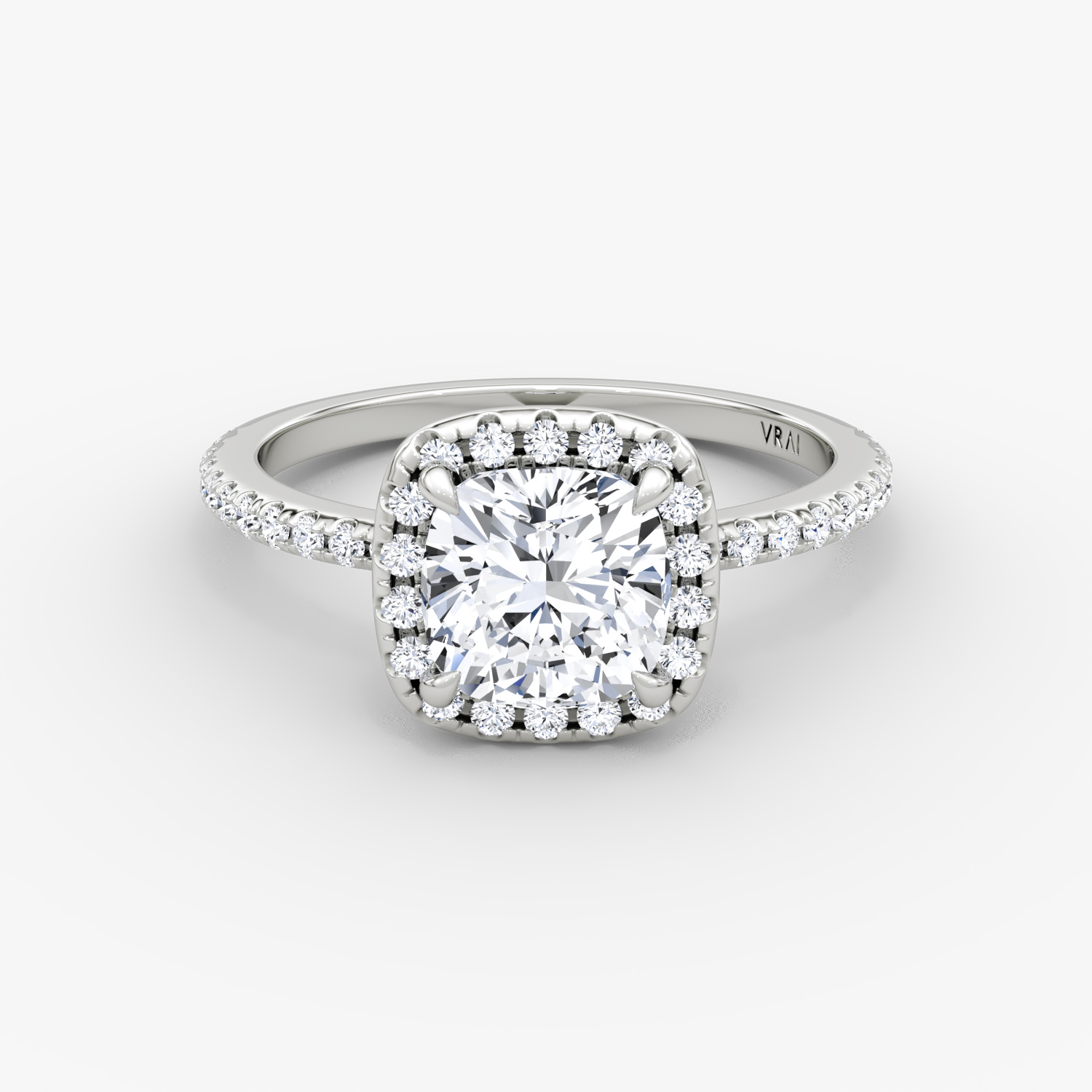 Anillo de compromiso Halo | Cojín | 18k | Oro blanco | bandAccent: Pavé | haloSize: original | diamondOrientation: vertical | caratWeight: other