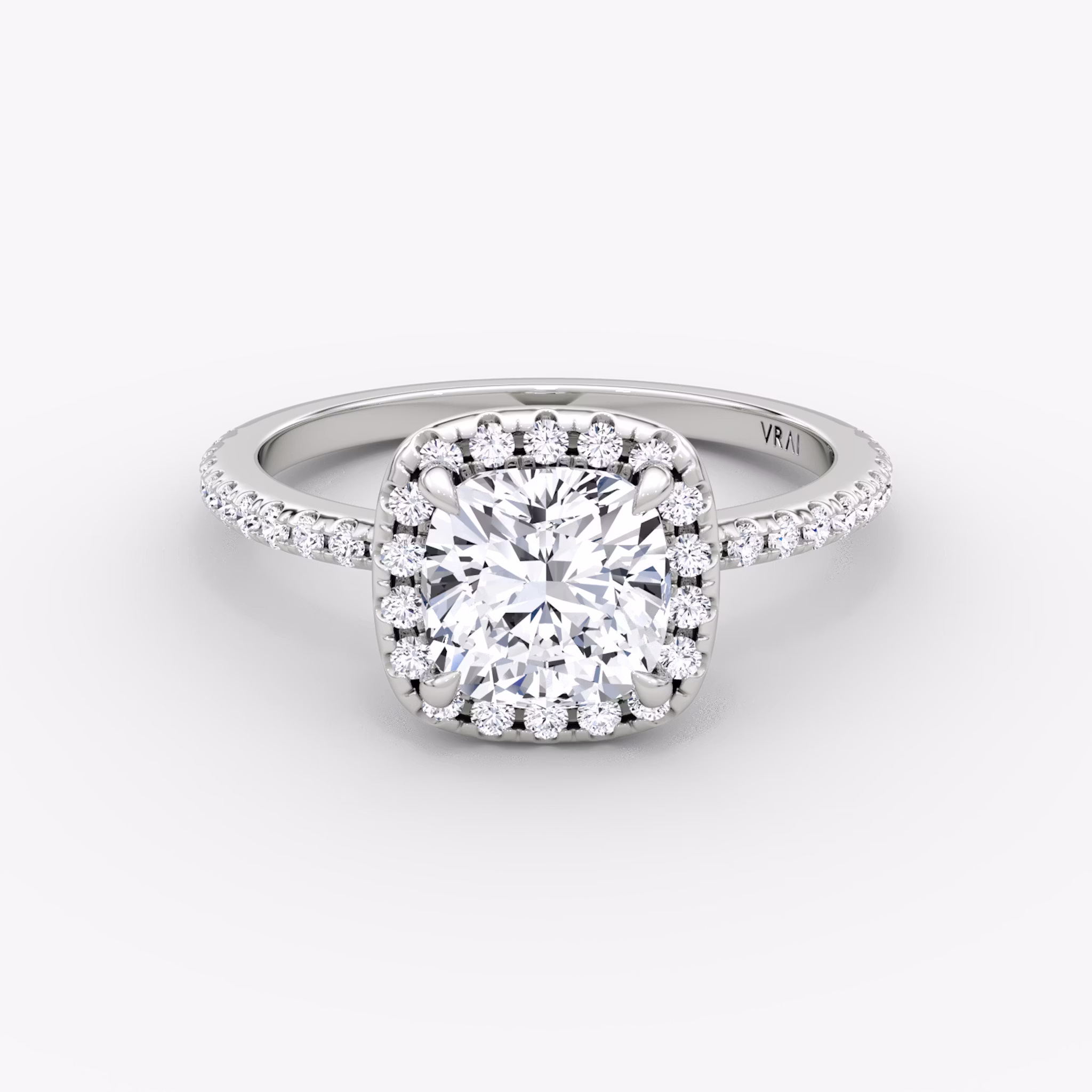 Anillo de compromiso Halo | Cojín | 18k | Oro blanco | bandAccent: Pavé | haloSize: original | diamondOrientation: vertical | caratWeight: other