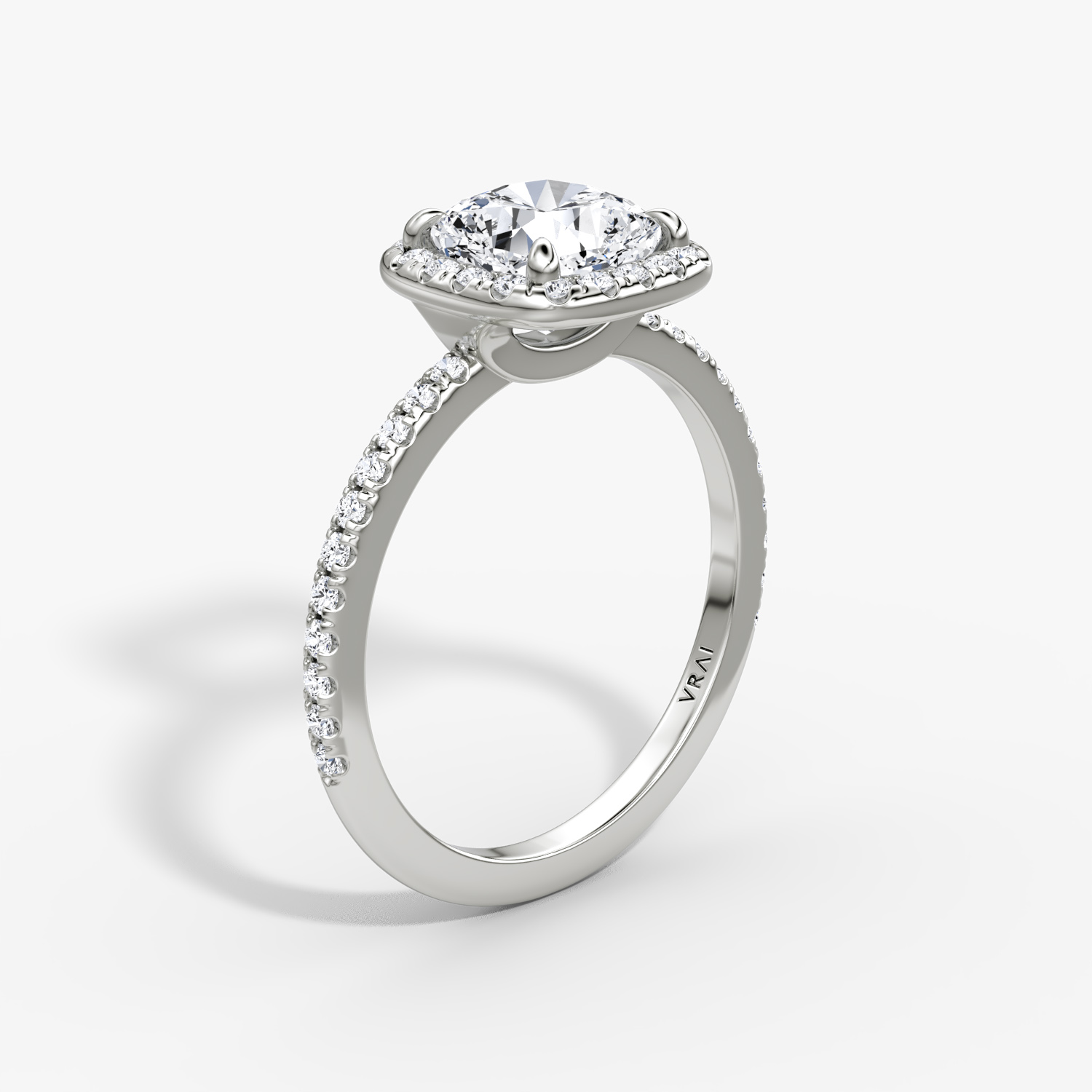 Anillo de compromiso Halo | Cojín | 18k | Oro blanco | bandAccent: Pavé | haloSize: original | diamondOrientation: vertical | caratWeight: other