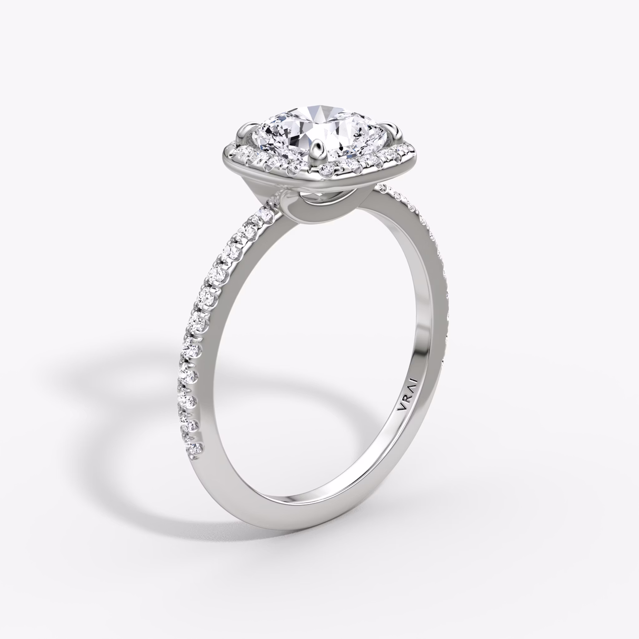 Anillo de compromiso Halo | Cojín | 18k | Oro blanco | bandAccent: Pavé | haloSize: original | diamondOrientation: vertical | caratWeight: other
