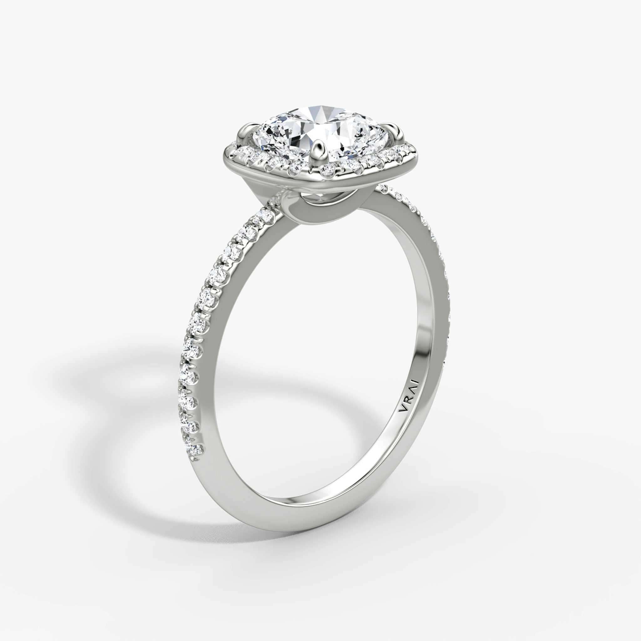 Anillo de compromiso Halo | Cojín | 18k | Oro blanco | bandAccent: Pavé | haloSize: original | diamondOrientation: vertical | caratWeight: other