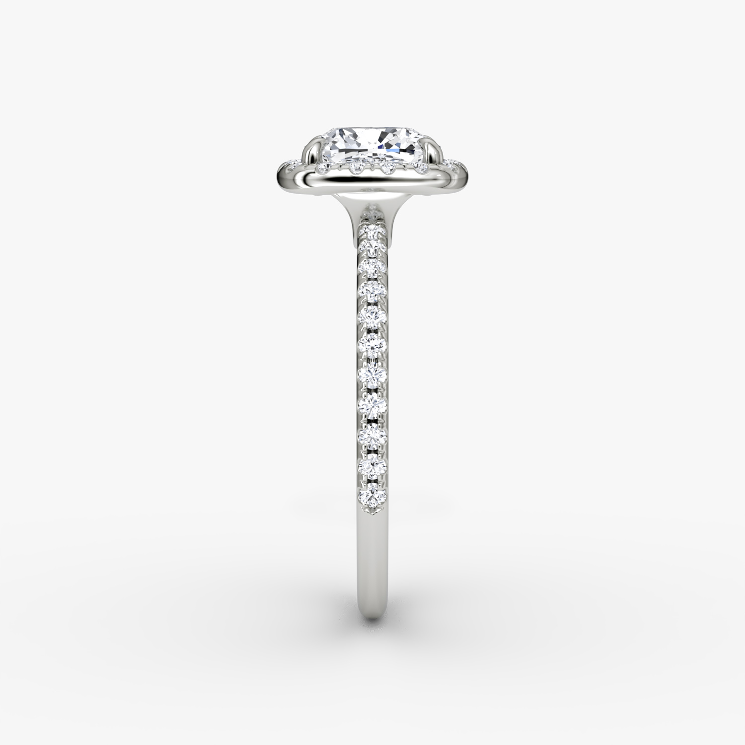 Anillo de compromiso Halo | Cojín | 18k | Oro blanco | bandAccent: Pavé | haloSize: original | diamondOrientation: vertical | caratWeight: other