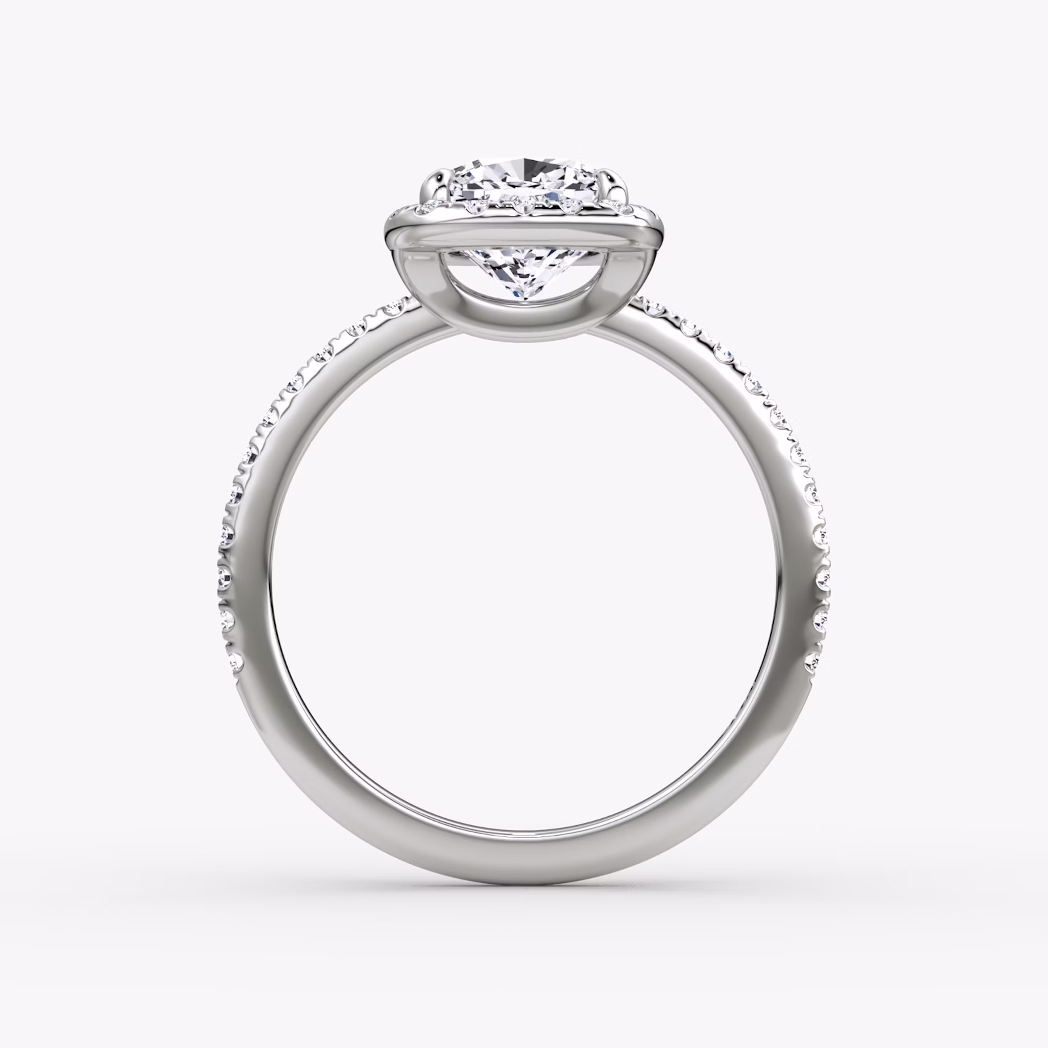 Anillo de compromiso Halo | Cojín | 18k | Oro blanco | bandAccent: Pavé | haloSize: original | diamondOrientation: vertical | caratWeight: other