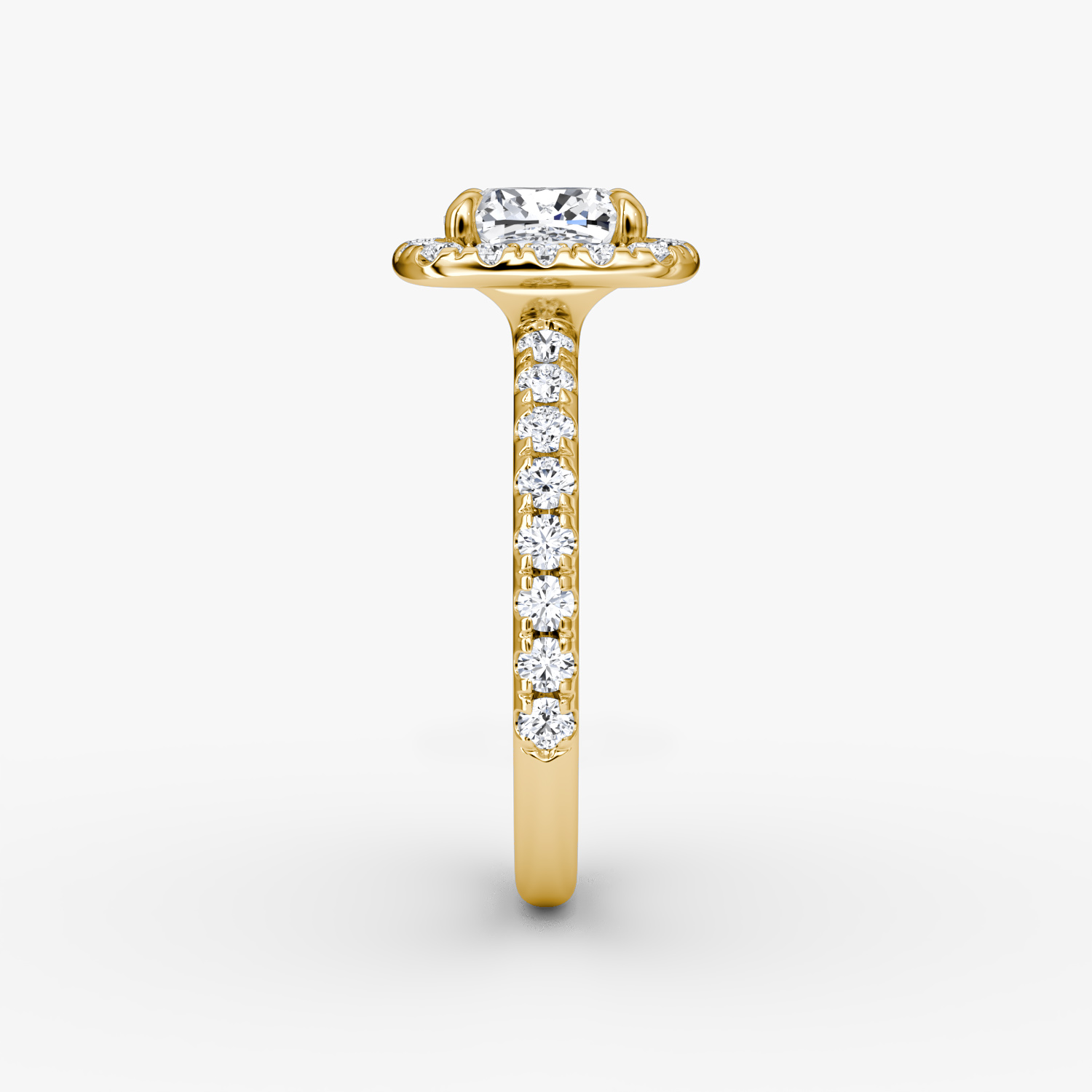Anillo de compromiso Halo | Cojín | 18k | Oro amarillo | bandAccent: Pavé | haloSize: large | diamondOrientation: vertical | caratWeight: other