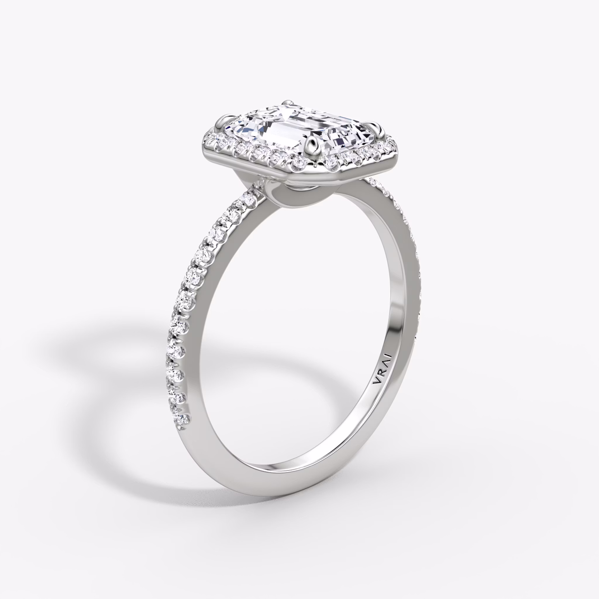 Halo | Emerald | Platin | bandAccent: Mit Pavé-Besatz | haloSize: original | diamondOrientation: vertical | caratWeight: other
