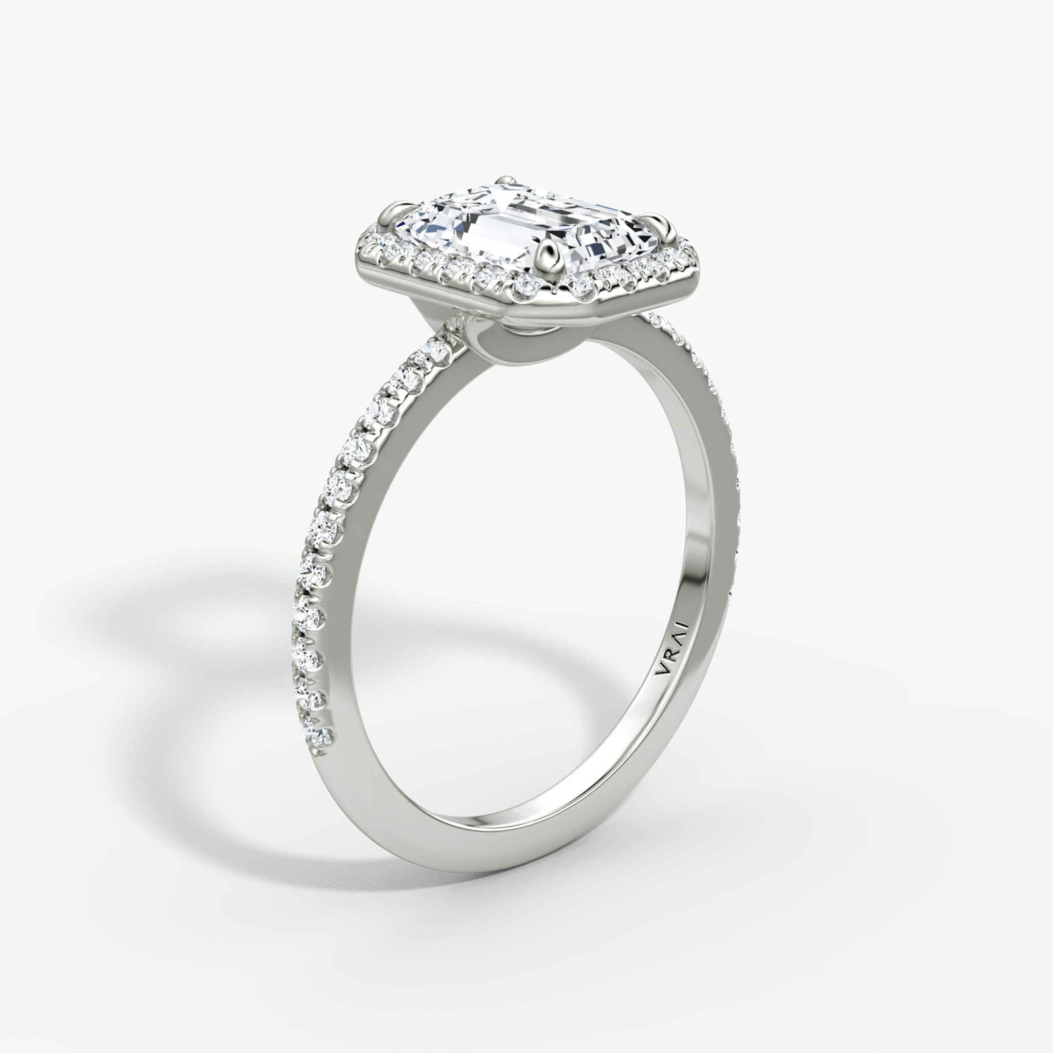 Halo | Emerald | Platin | bandAccent: Mit Pavé-Besatz | haloSize: original | diamondOrientation: vertical | caratWeight: other