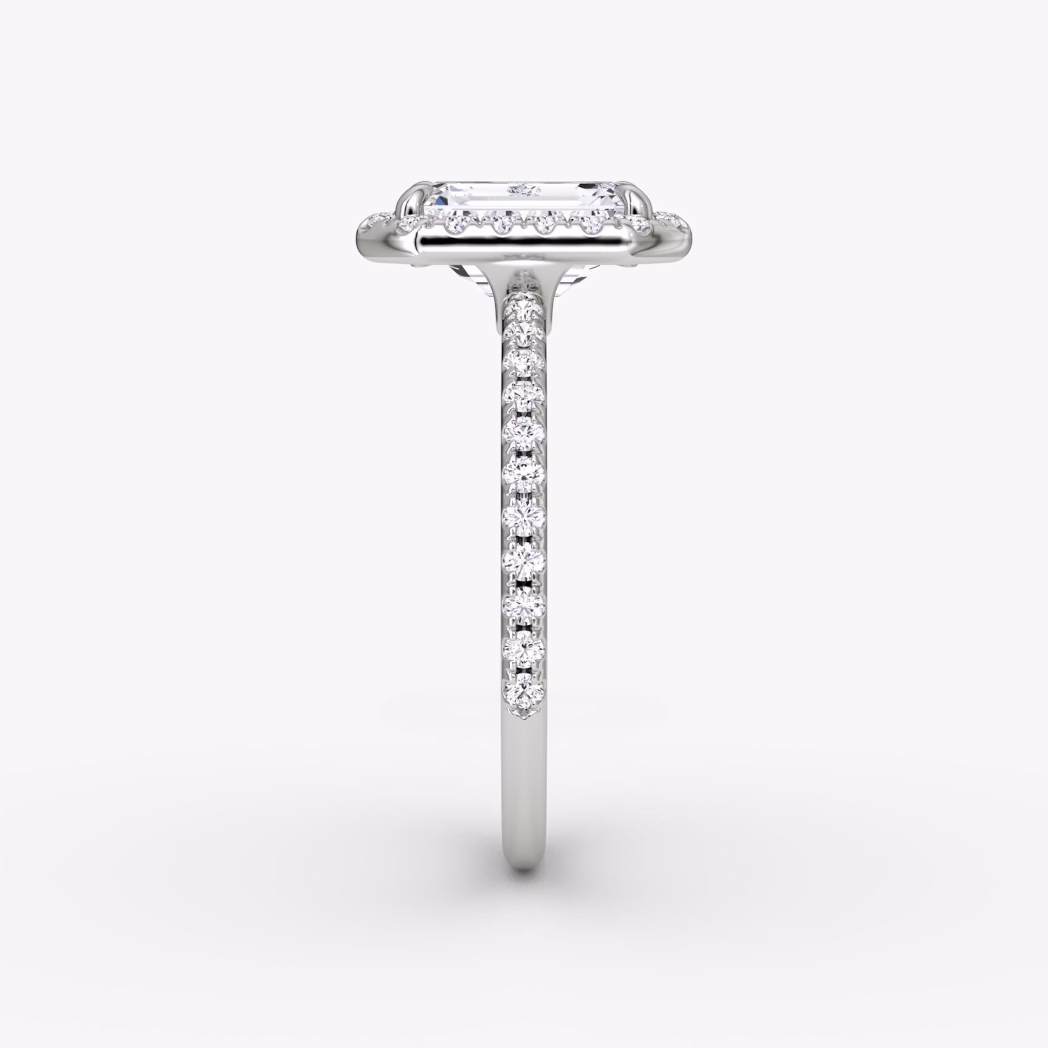 Halo | Emerald | Platin | bandAccent: Mit Pavé-Besatz | haloSize: original | diamondOrientation: vertical | caratWeight: other