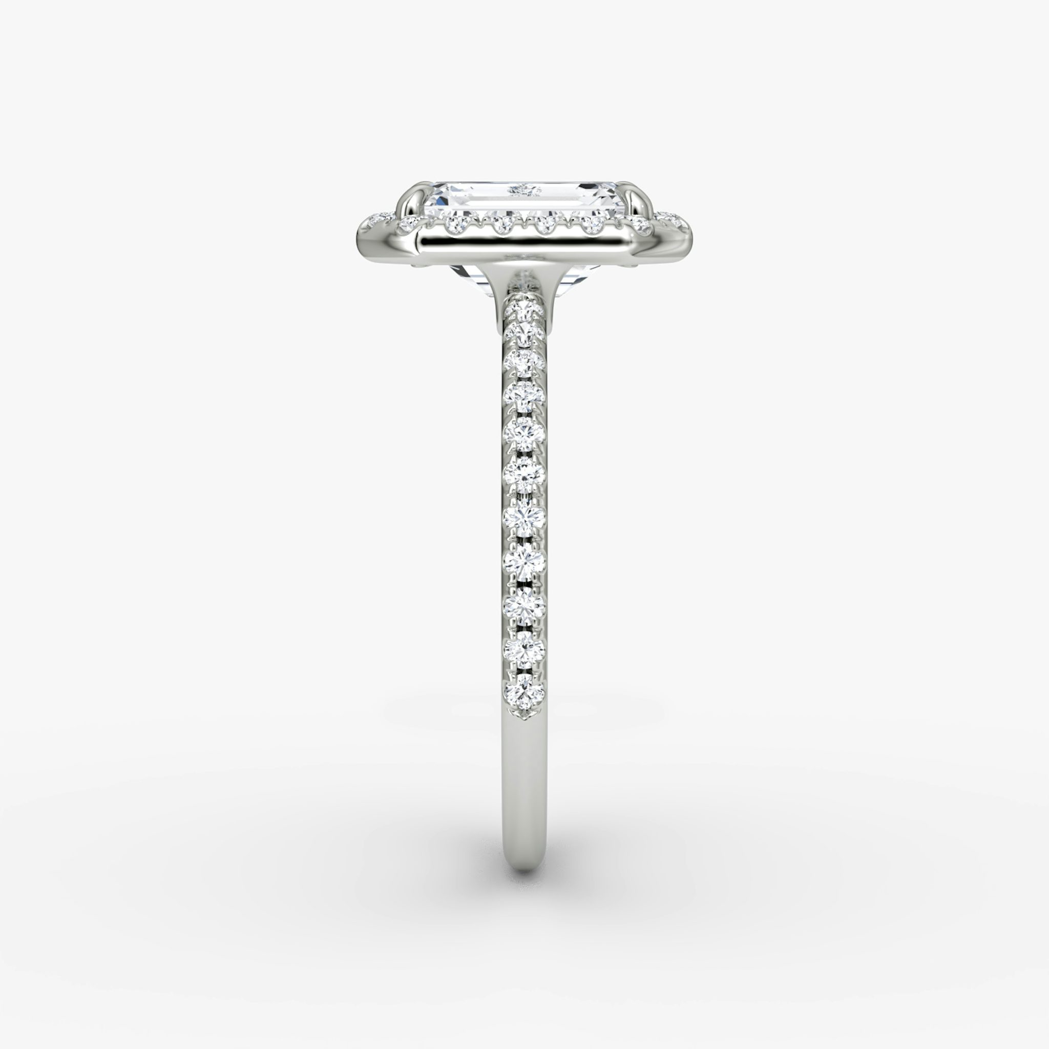 Halo | Emerald | Platin | bandAccent: Mit Pavé-Besatz | haloSize: original | diamondOrientation: vertical | caratWeight: other