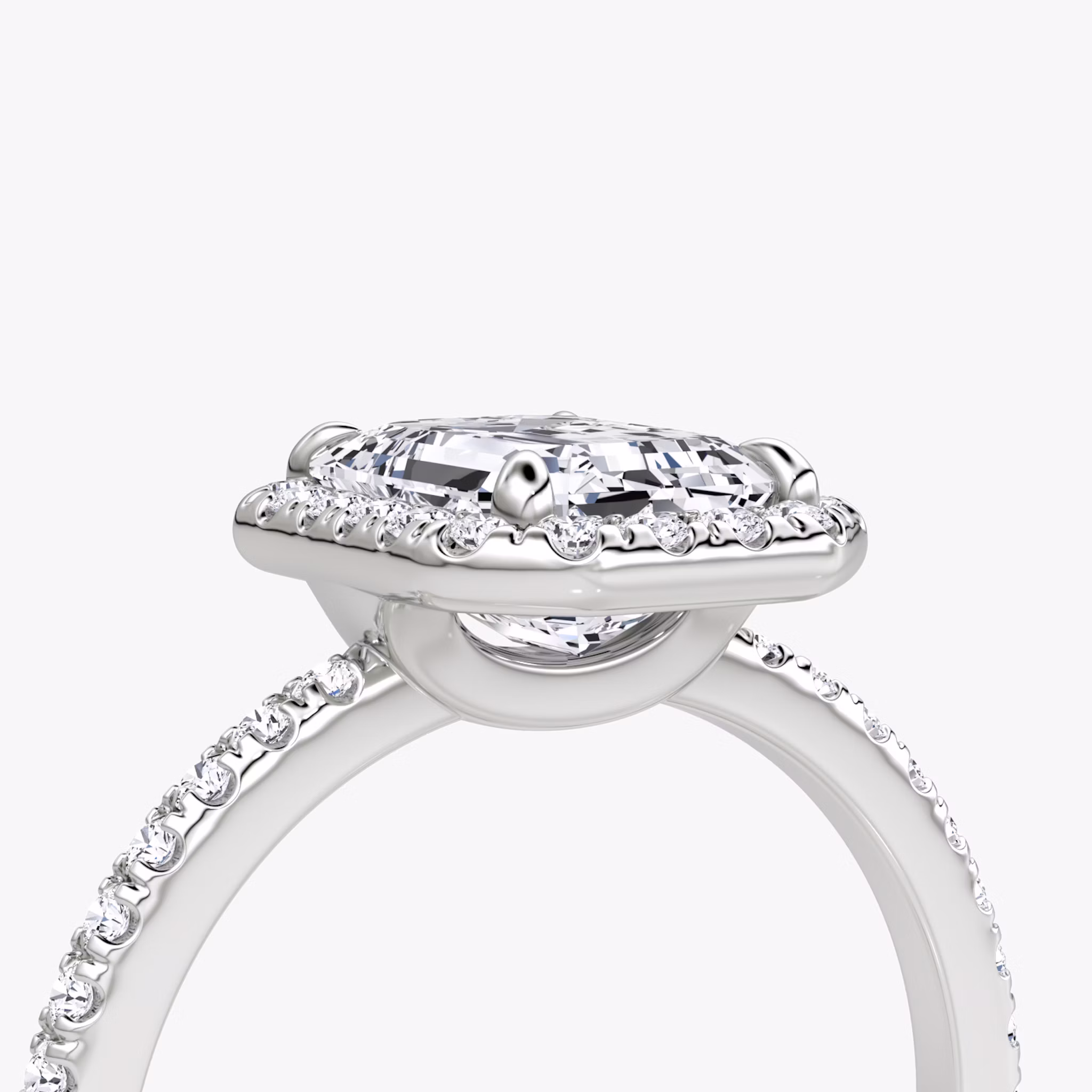 Halo | Emerald | Platin | bandAccent: Mit Pavé-Besatz | haloSize: original | diamondOrientation: vertical | caratWeight: other