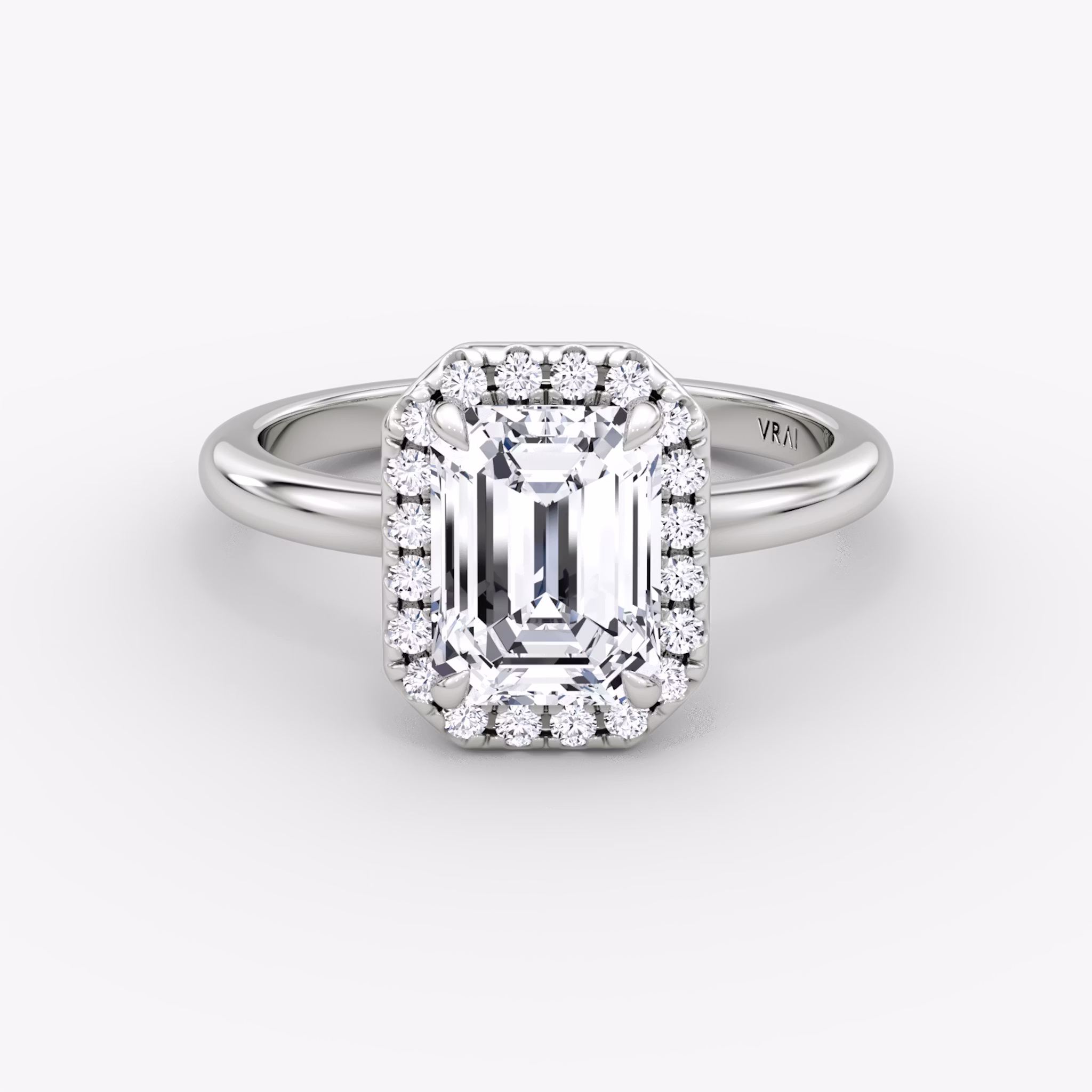 Anillo de compromiso Halo | Esmeralda | 18k | Oro blanco | bandAccent: Simple | haloSize: original | diamondOrientation: vertical | caratWeight: other