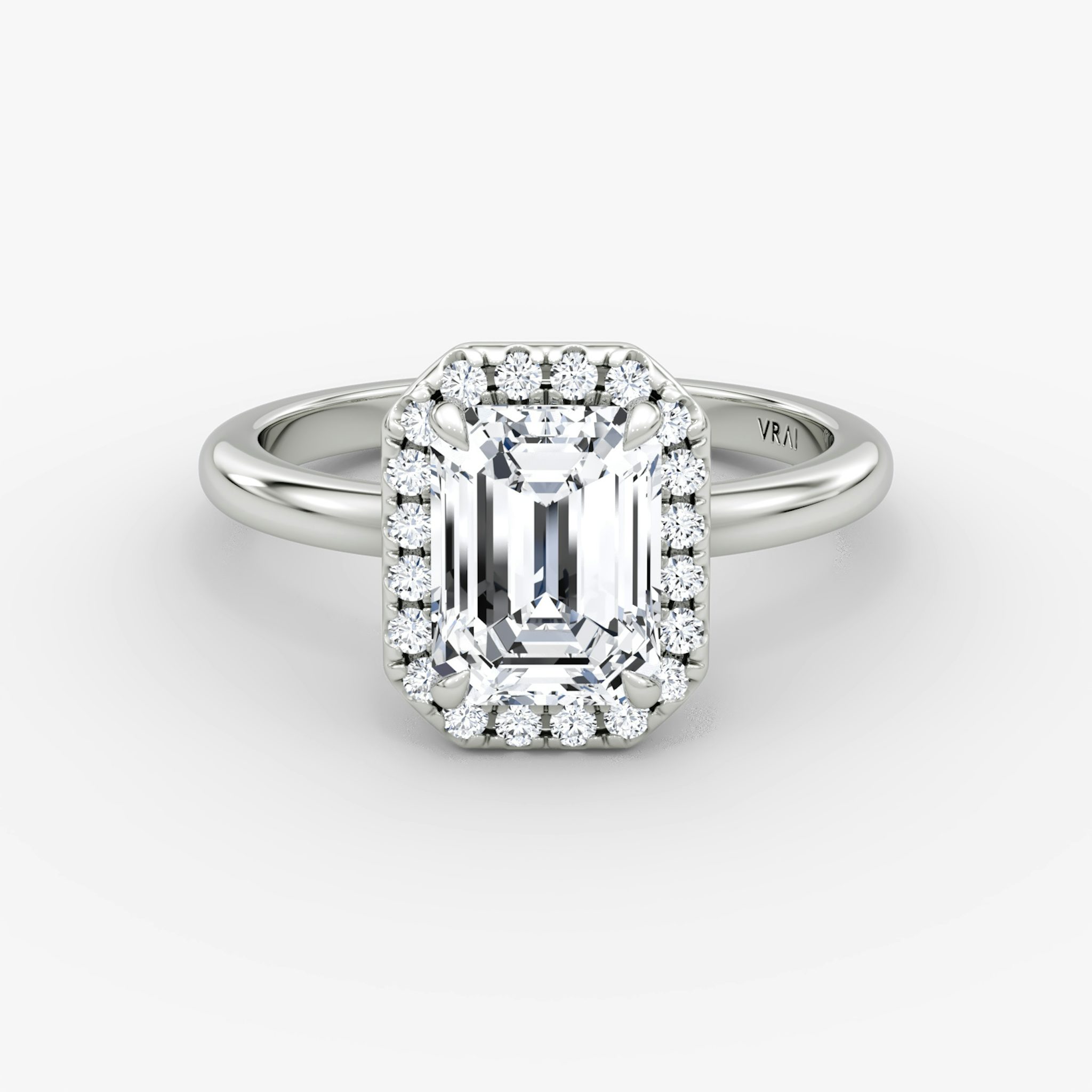 Anillo de compromiso Halo | Esmeralda | 18k | Oro blanco | bandAccent: Simple | haloSize: original | diamondOrientation: vertical | caratWeight: other