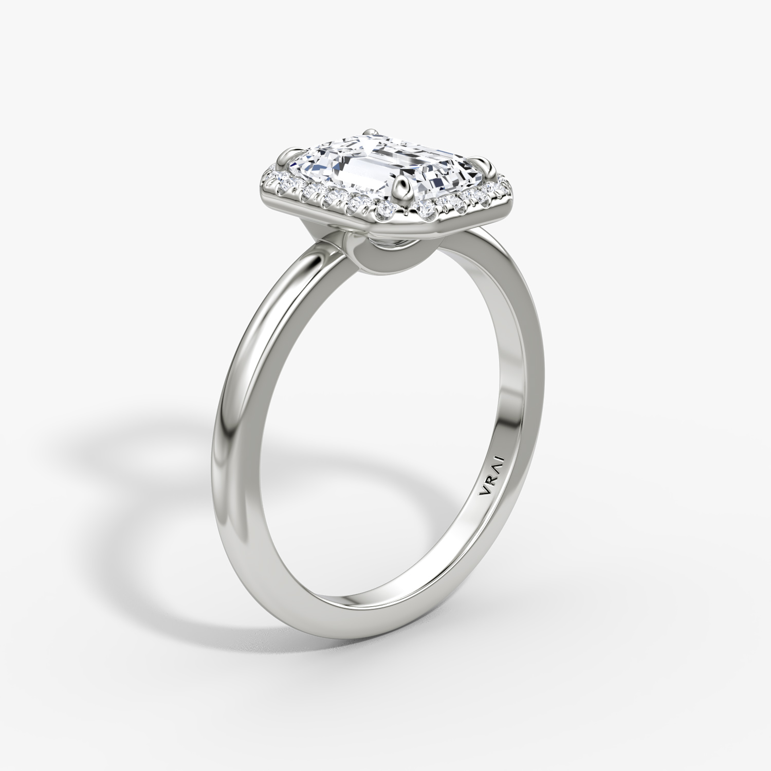 Anillo de compromiso Halo | Esmeralda | 18k | Oro blanco | bandAccent: Simple | haloSize: original | diamondOrientation: vertical | caratWeight: other
