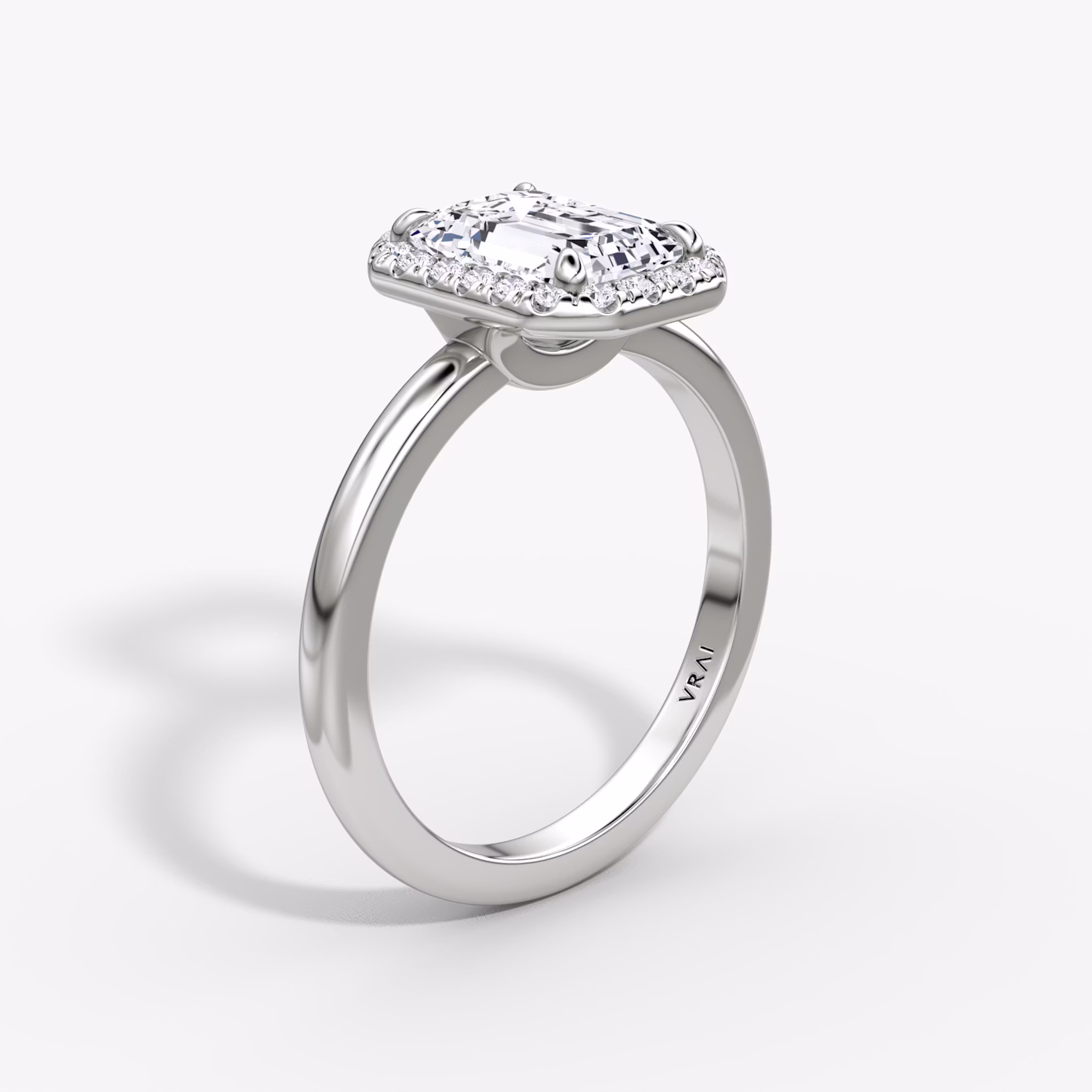 Anillo de compromiso Halo | Esmeralda | 18k | Oro blanco | bandAccent: Simple | haloSize: original | diamondOrientation: vertical | caratWeight: other