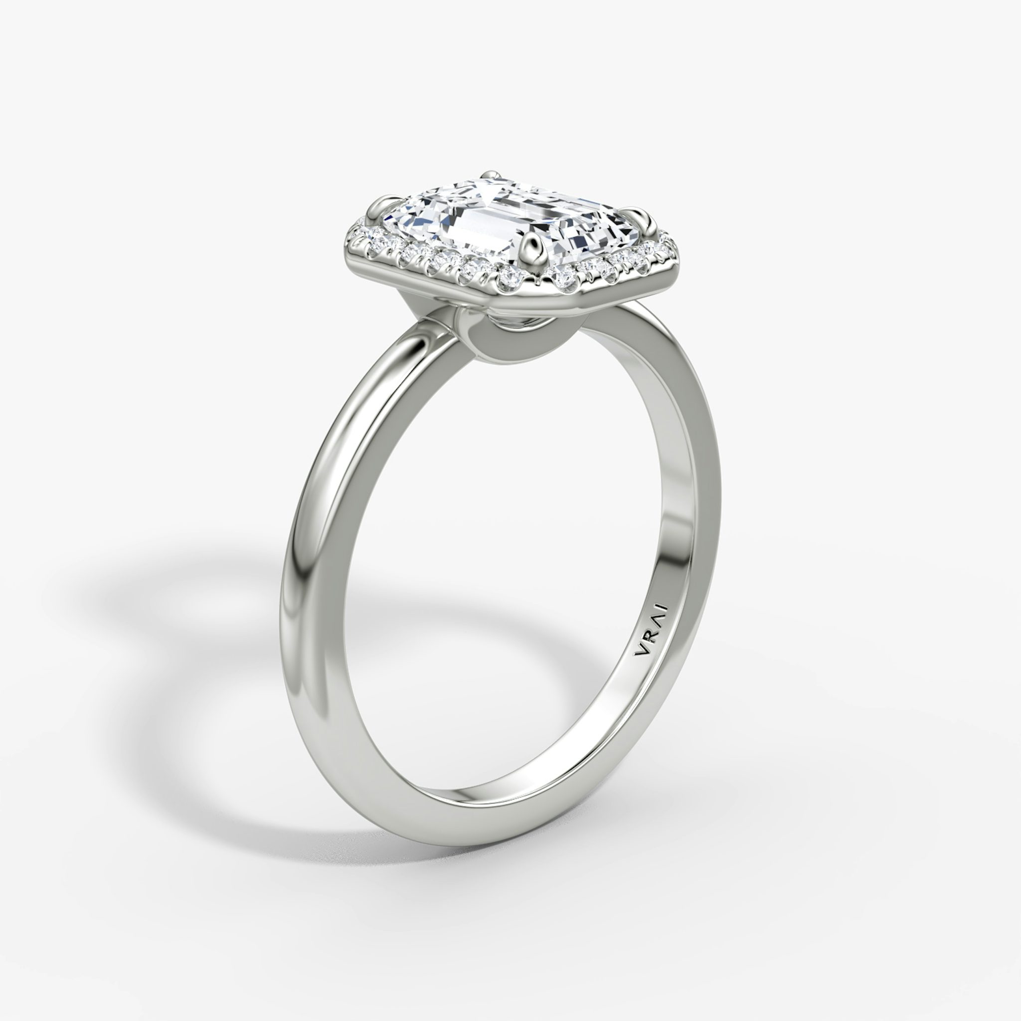 Anillo de compromiso Halo | Esmeralda | 18k | Oro blanco | bandAccent: Simple | haloSize: original | diamondOrientation: vertical | caratWeight: other