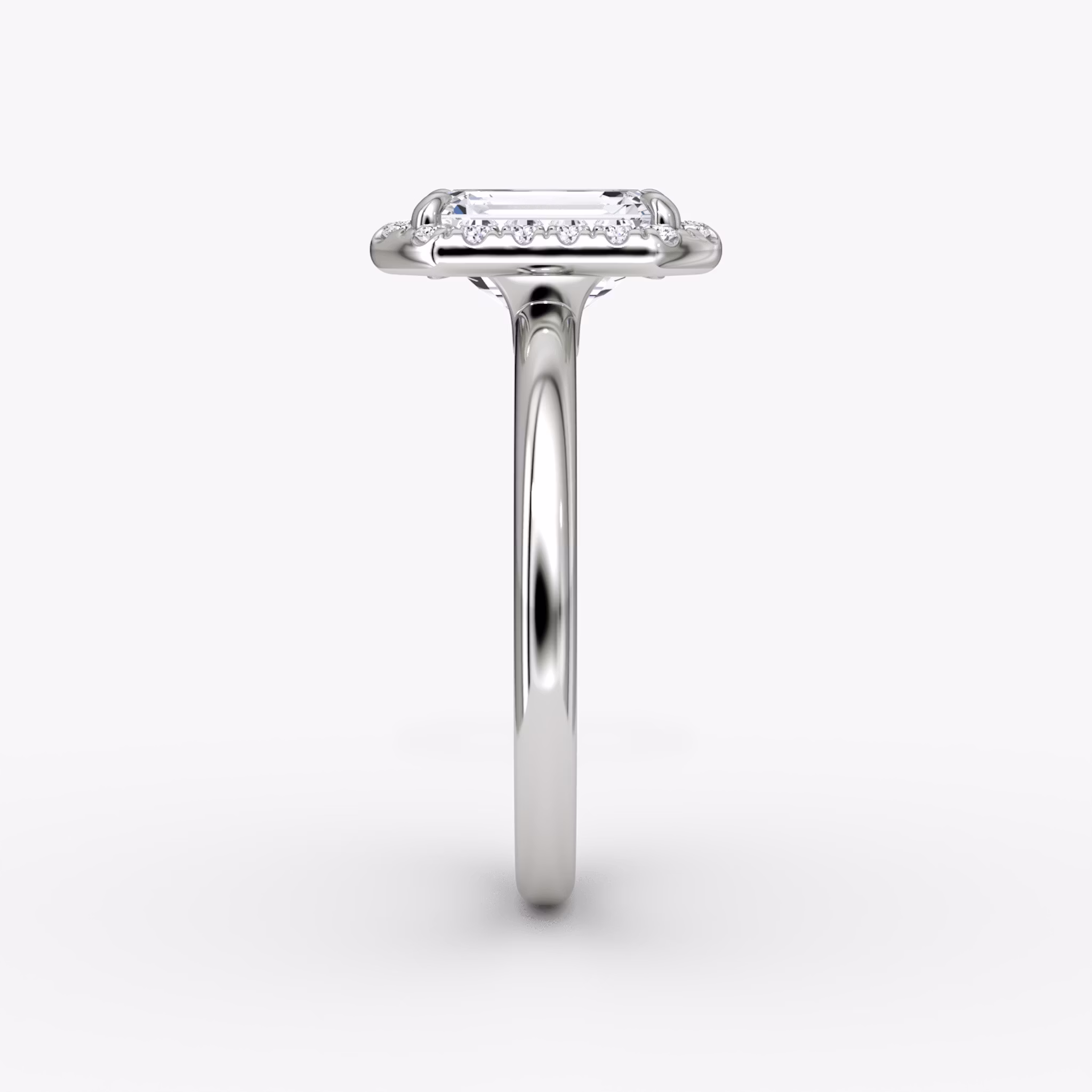 Anillo de compromiso Halo | Esmeralda | 18k | Oro blanco | bandAccent: Simple | haloSize: original | diamondOrientation: vertical | caratWeight: other