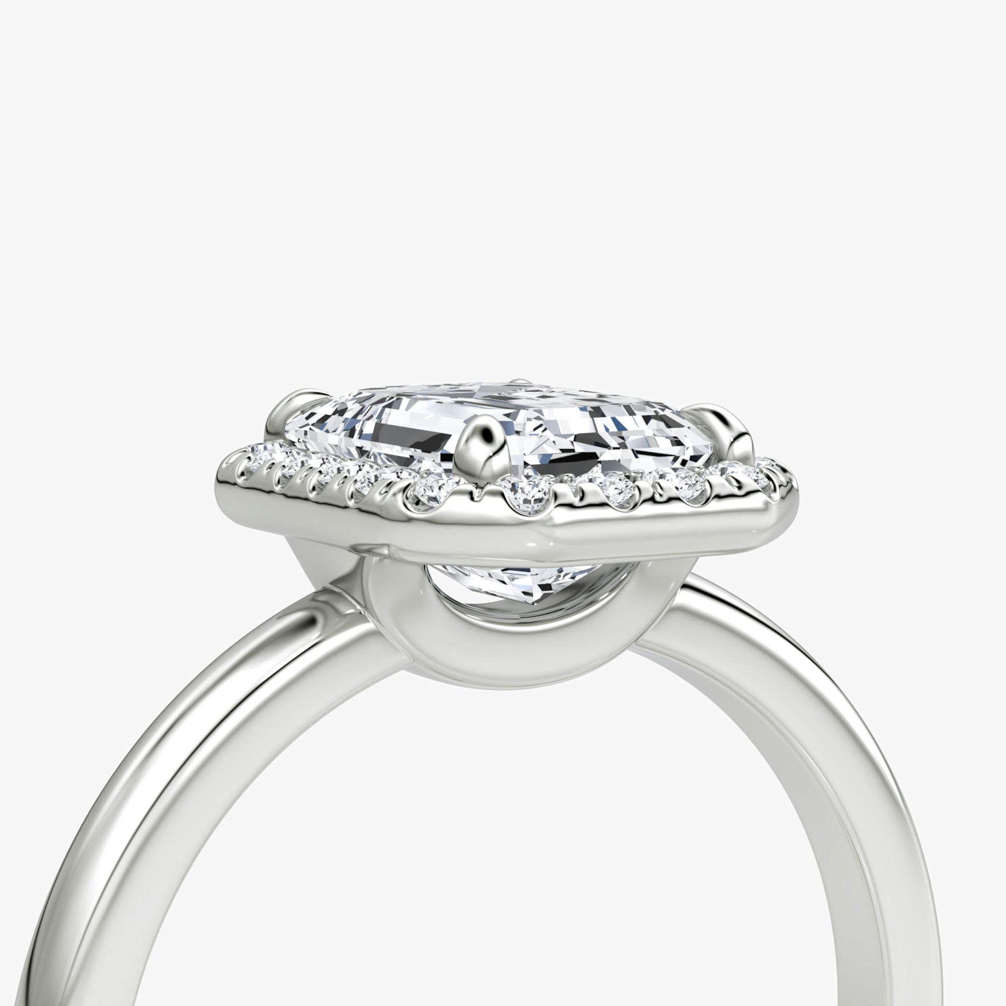 Anillo de compromiso Halo | Esmeralda | 18k | Oro blanco | bandAccent: Simple | haloSize: original | diamondOrientation: vertical | caratWeight: other