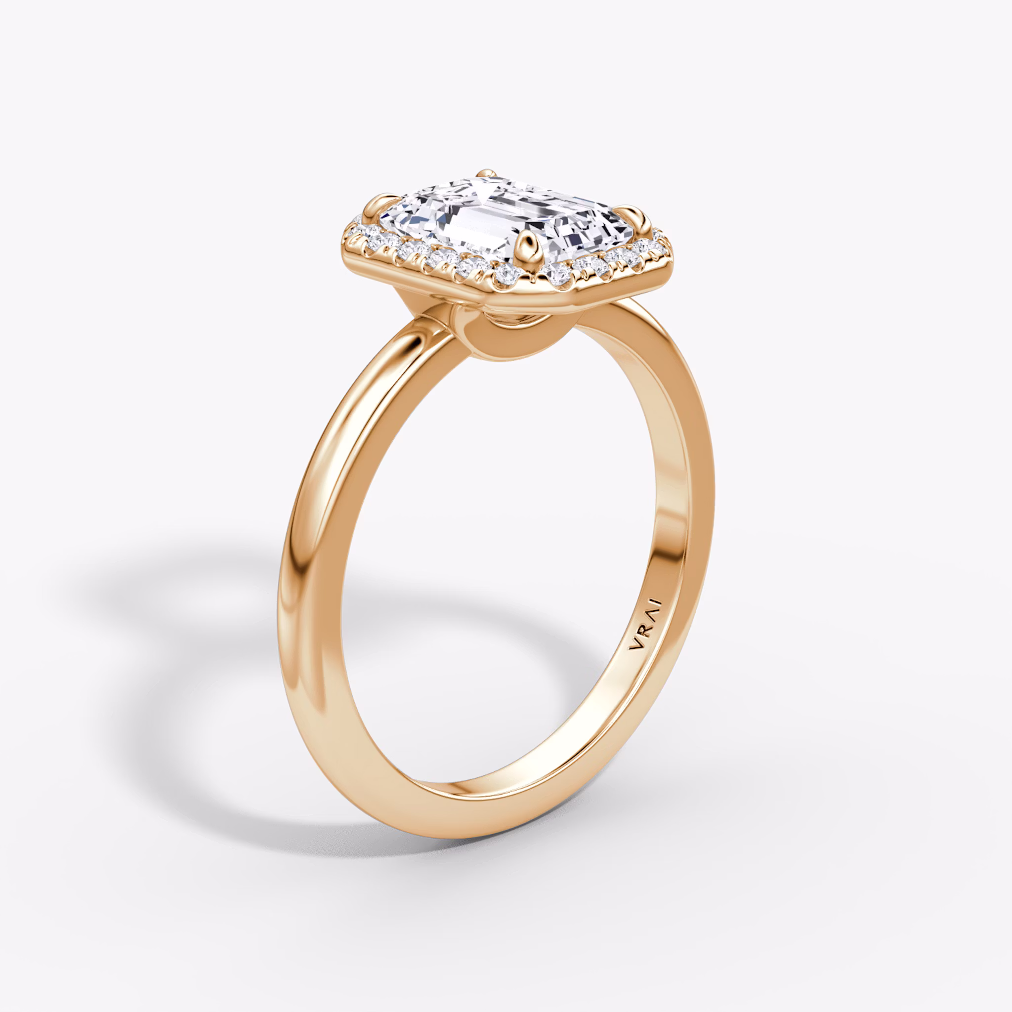 Anillo de compromiso Halo | Esmeralda | 14k | Oro rosa | bandAccent: Simple | haloSize: original | diamondOrientation: vertical | caratWeight: other