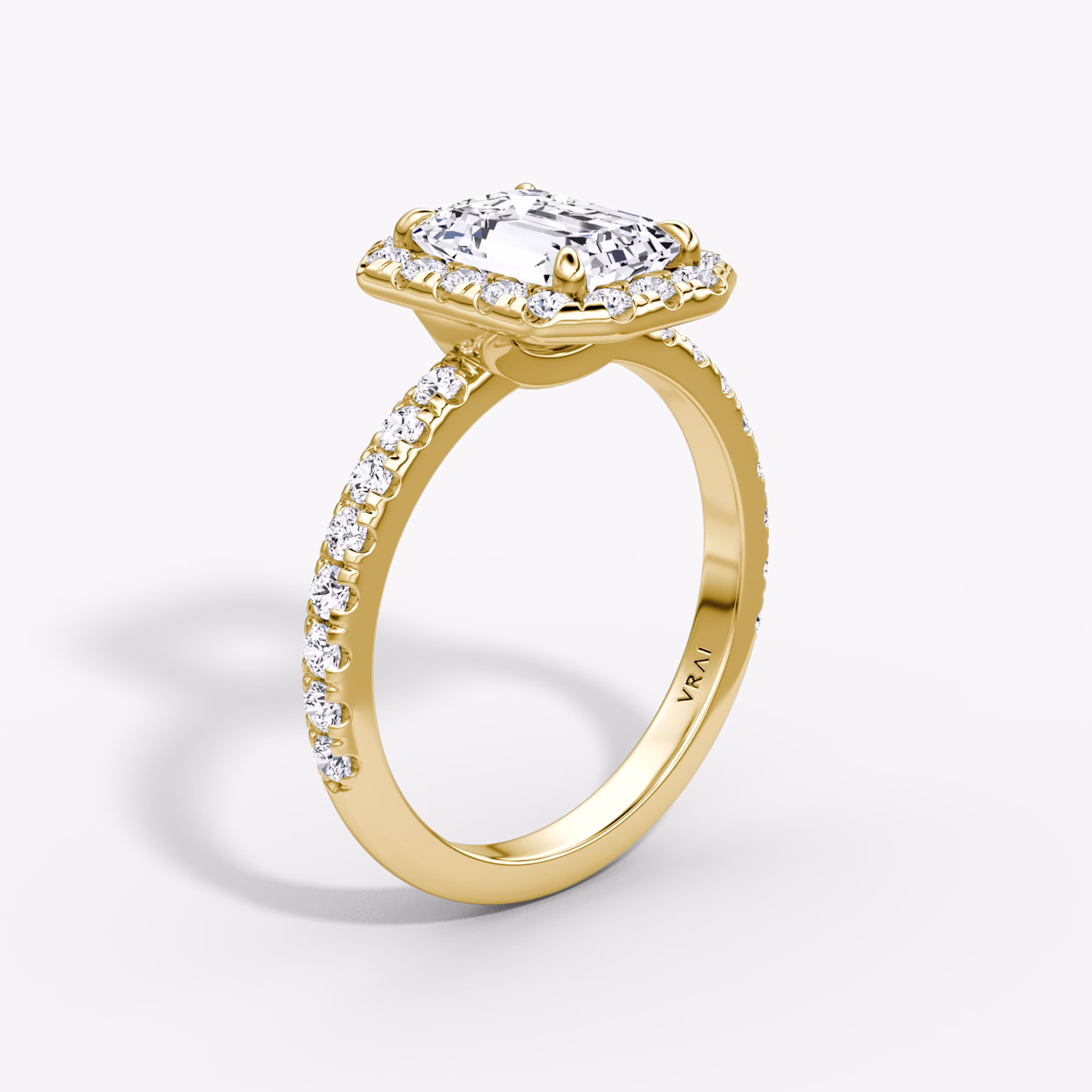 Halo | Emerald | 18k | Gelbgold | bandAccent: Mit Pavé-Besatz | haloSize: large | diamondOrientation: vertical | caratWeight: other