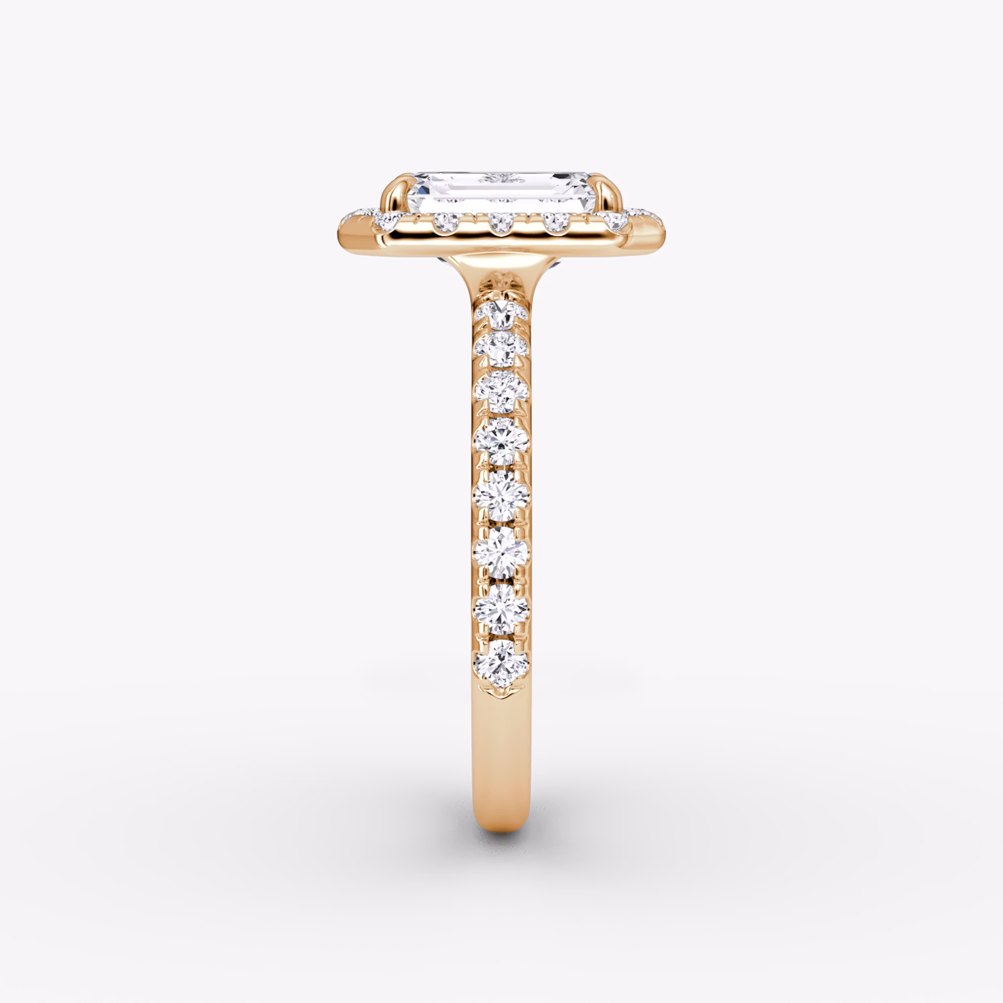 Anillo de compromiso Halo | Esmeralda | 14k | Oro rosa | bandAccent: Pavé | haloSize: large | diamondOrientation: vertical | caratWeight: other
