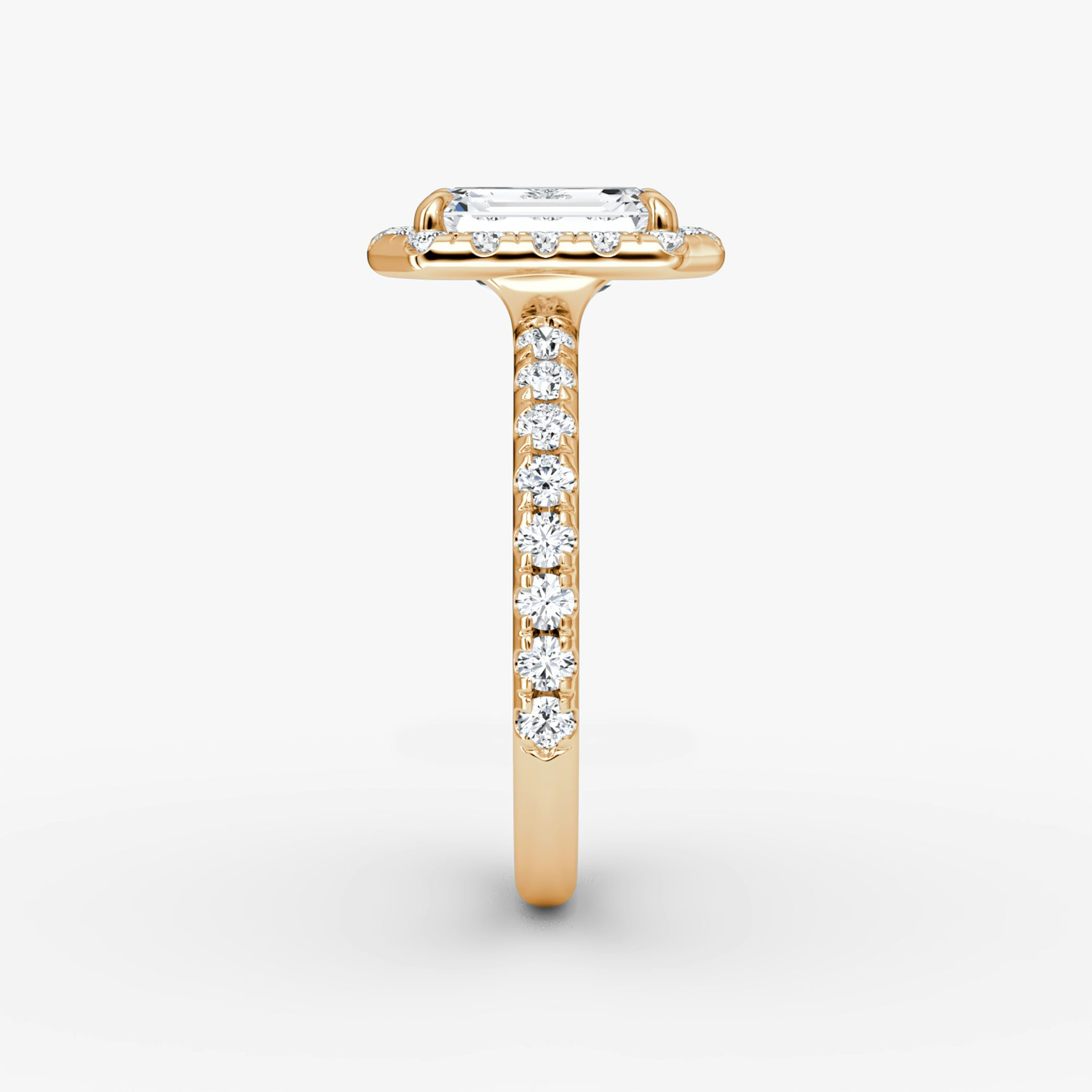 Anillo de compromiso Halo | Esmeralda | 14k | Oro rosa | bandAccent: Pavé | haloSize: large | diamondOrientation: vertical | caratWeight: other