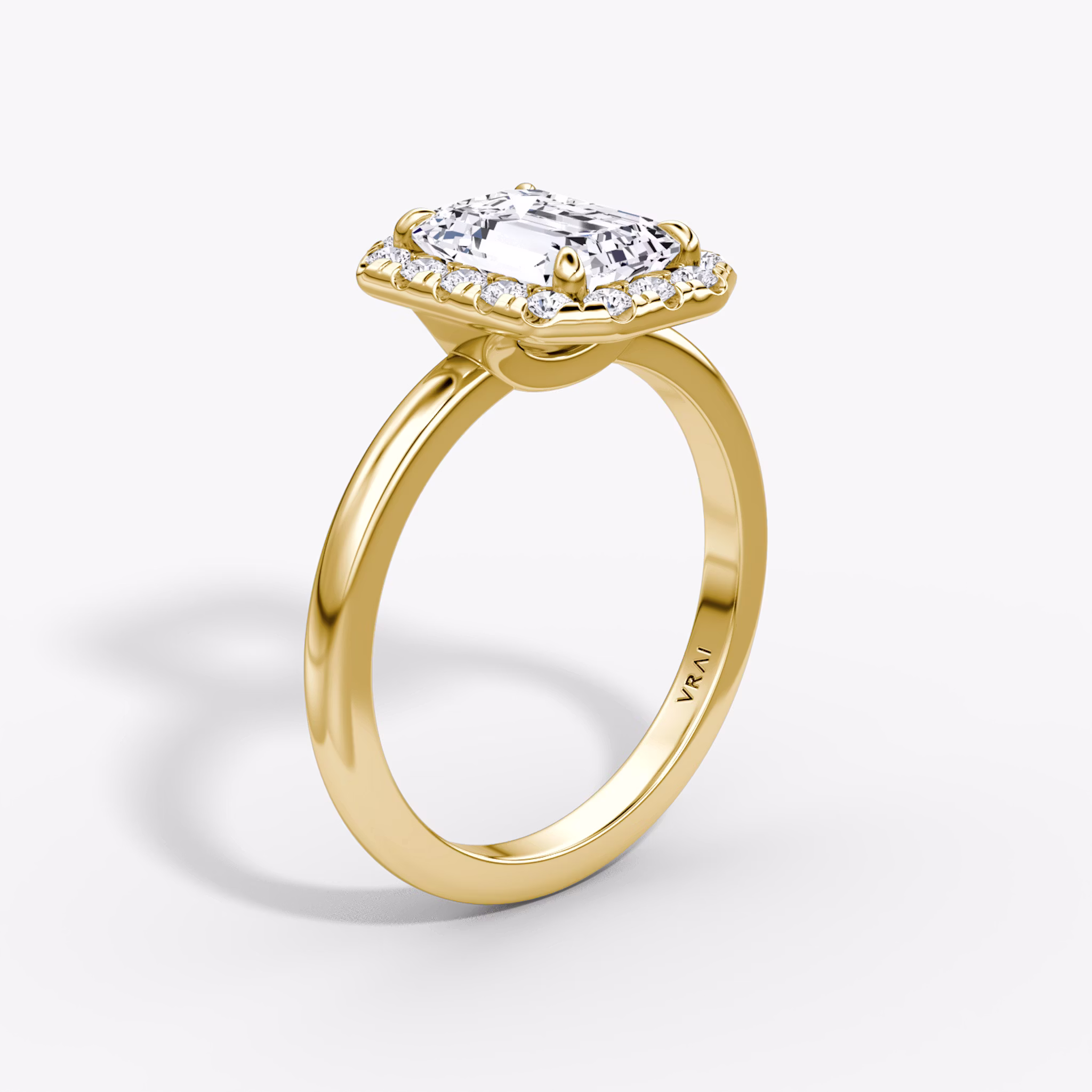 Halo | Emerald | 18k | Gelbgold | bandAccent: Ohne Pavé-Besatz | haloSize: large | diamondOrientation: vertical | caratWeight: other